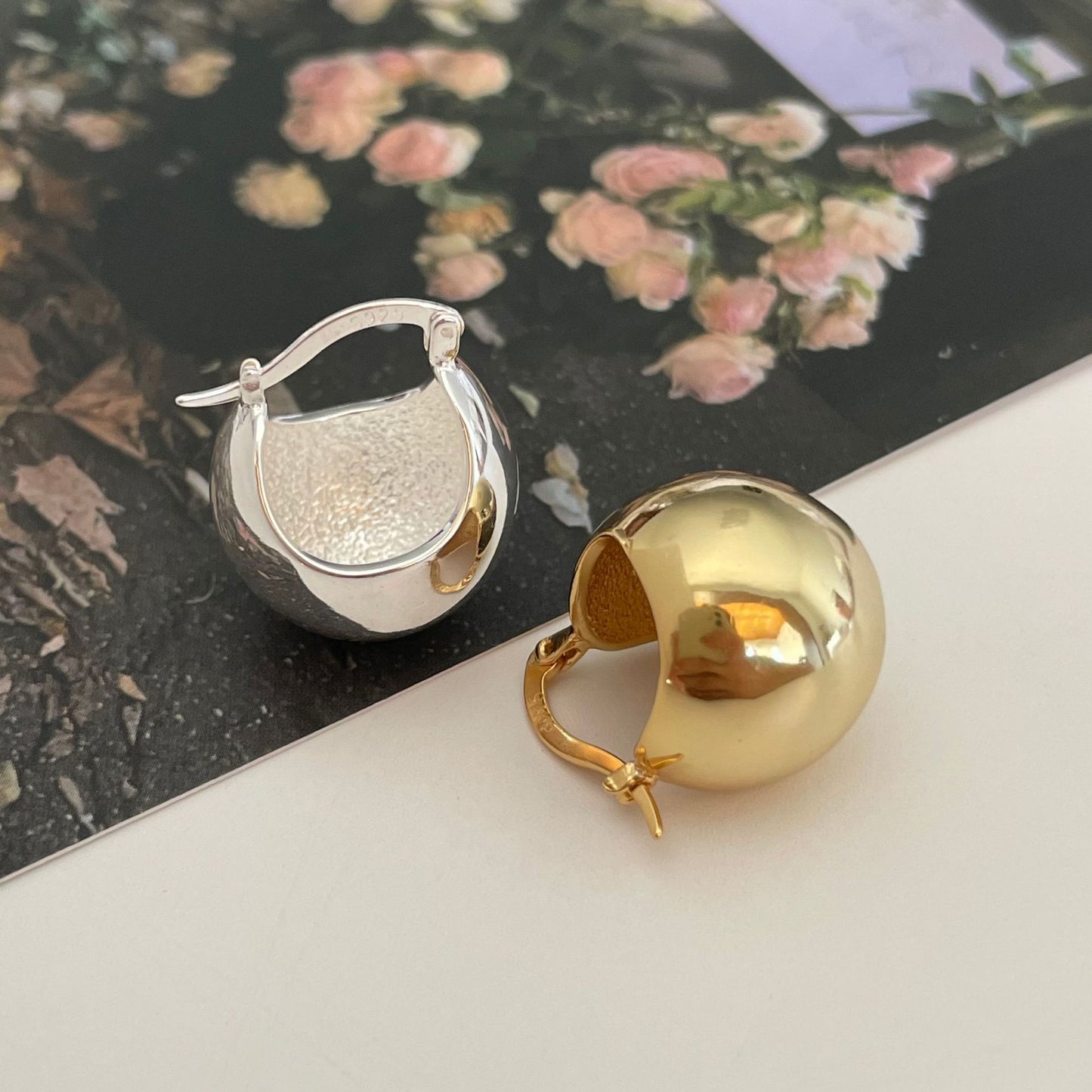 Orecchini a perno a sfera minimalisti in argento per donne, realizzati in argento sterling 925 con intarsio in perle