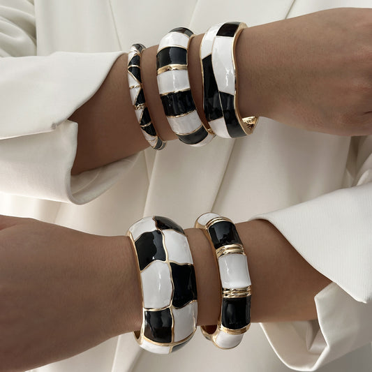 Pulsera de aleación con diseño de goteo geométrico a cuadros blancos y negros coloridos