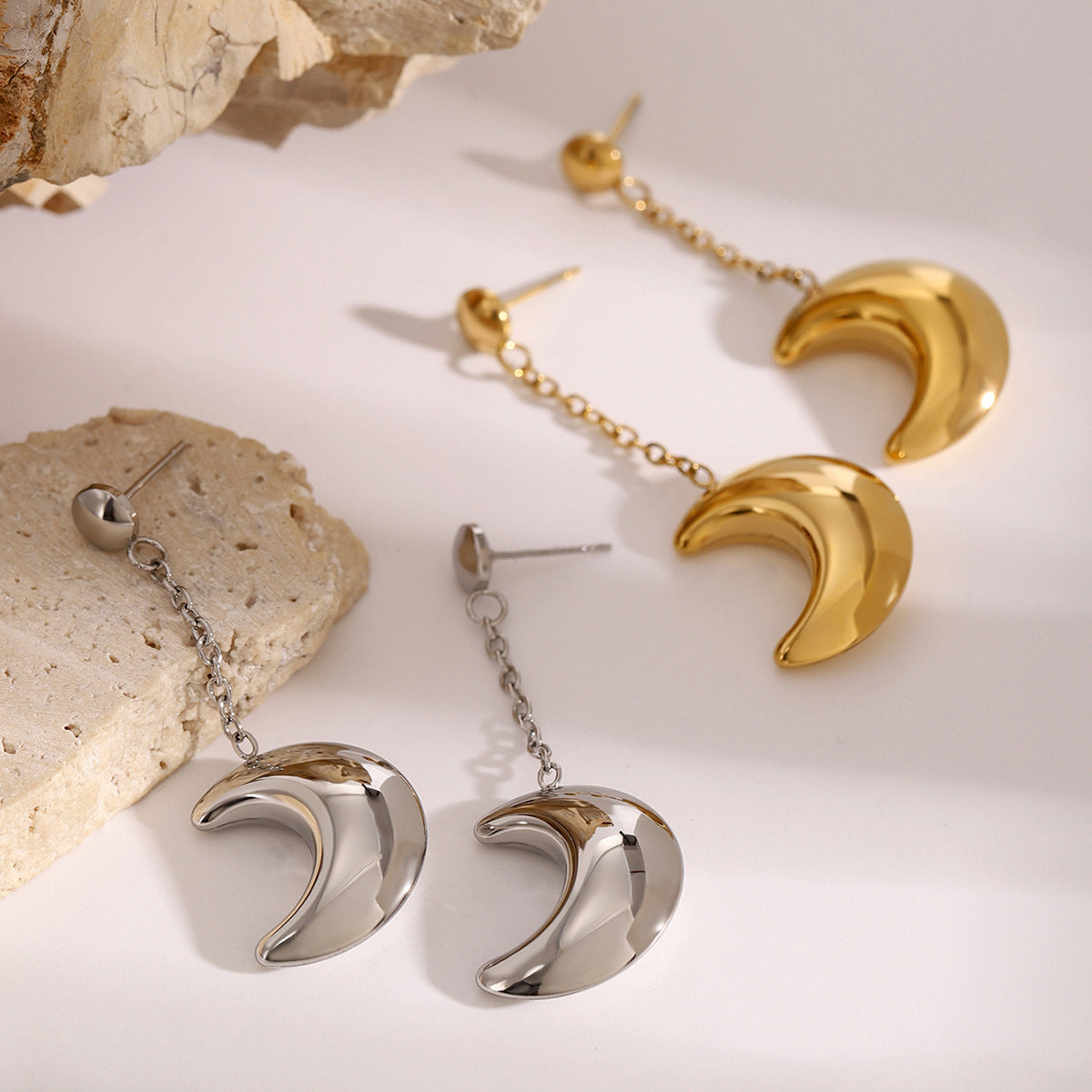 Eleganti orecchini geometrici in acciaio inossidabile a forma di luna con finitura in acciaio al titanio placcato per donna
