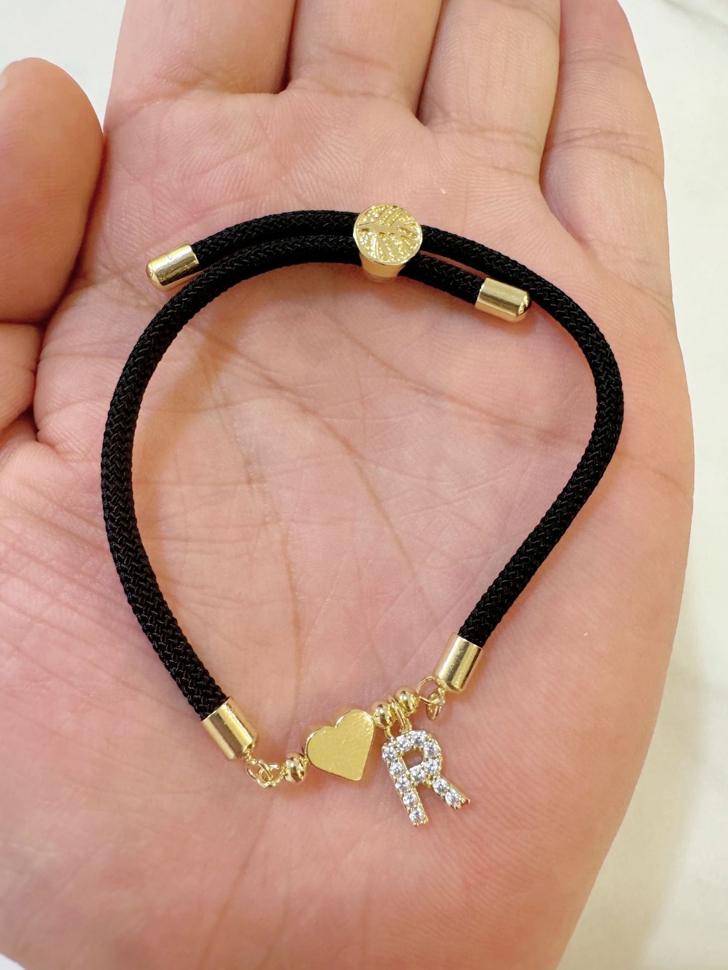 Pulsera minimalista de circonita cúbica con corazón de letra chapada en latón y cordón ajustable