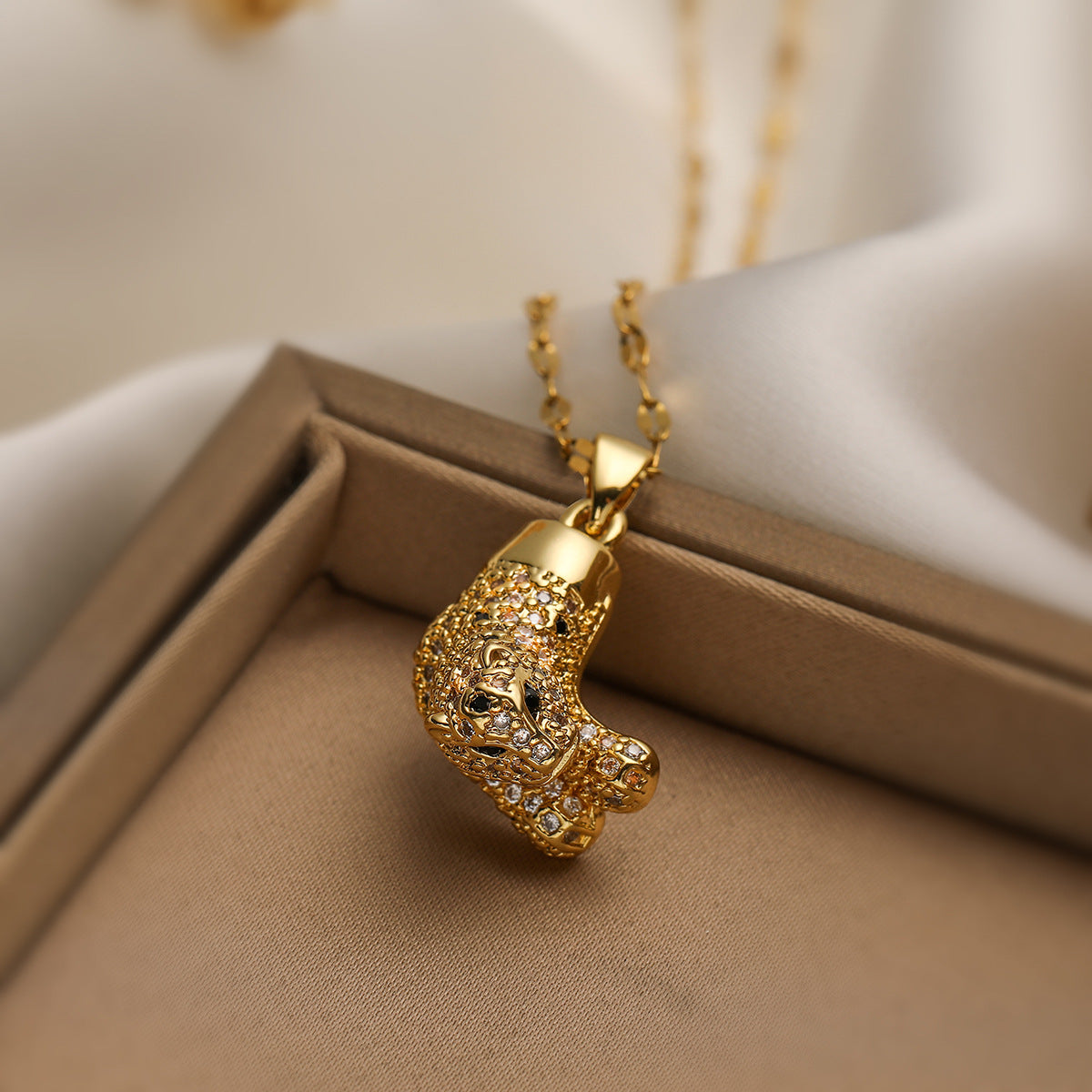 Minimalist Leopard-Shaped Pendant Necklace for Women with Copper Base and 18K Gold Plating, Zircon Inlay, Fashionable Clavicle Chain