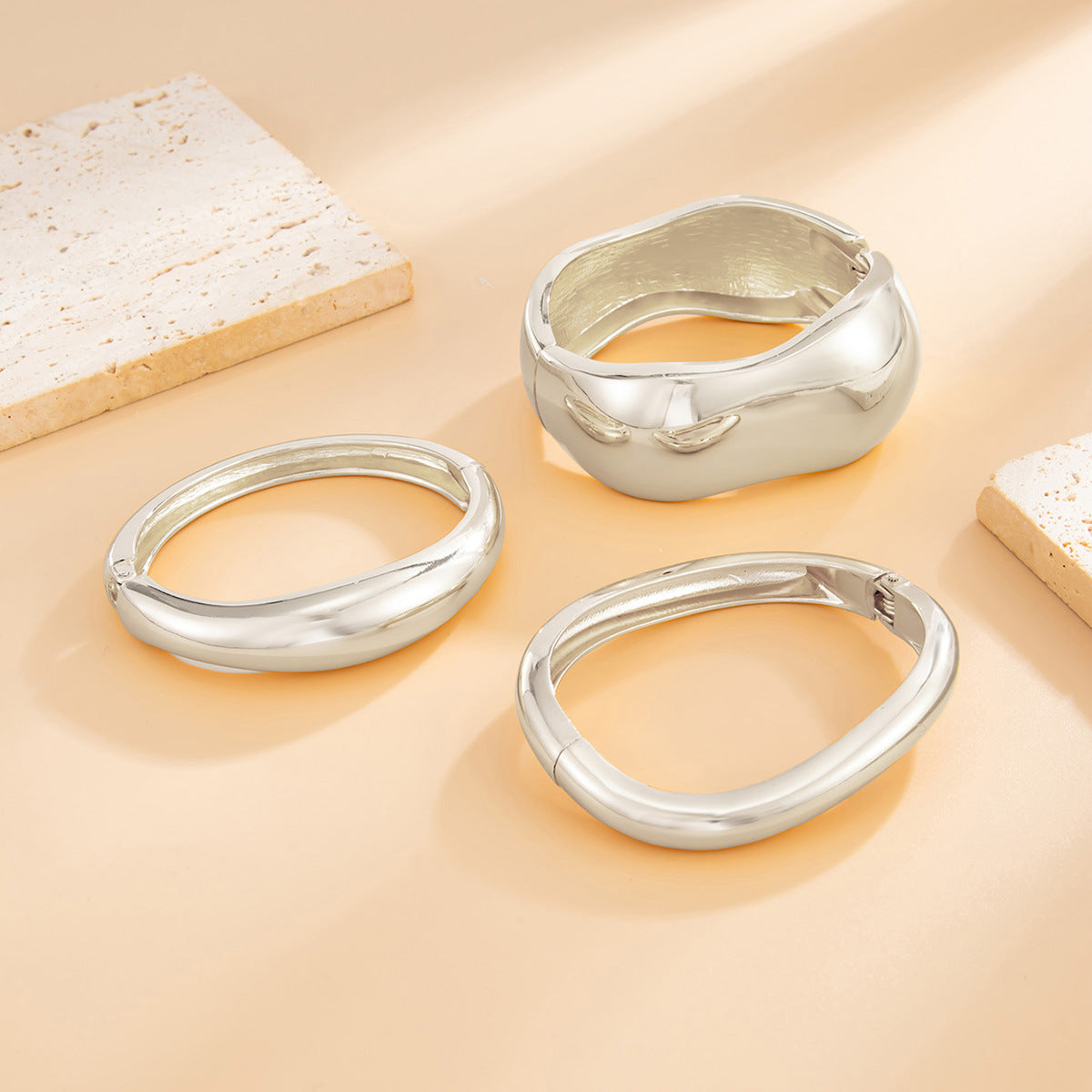 Bracciale da donna in lega in stile geometrico con finitura placcata, gioiello rigido a fascia larga