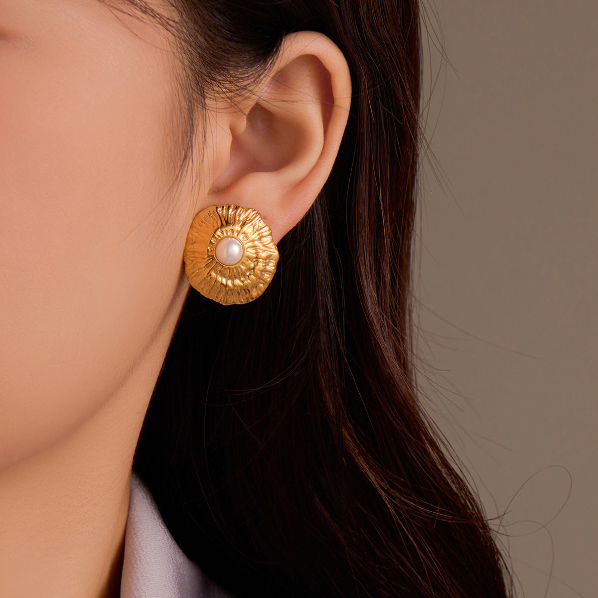 Pendientes minimalistas de acero de titanio con pliegues geométricos y perlas incrustadas para mujer