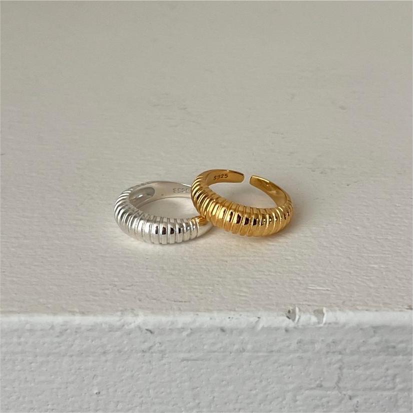 Anello Minimalista a Forma di Cuore in Argento Sterling 925 con Dettagli a Grana Quadrata Smussata e Finitura Placcata