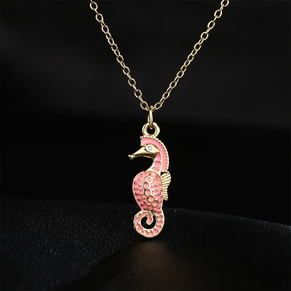 Collana con ciondolo ippocampo minimalista da donna in rame con placcatura in oro 18 carati e finitura smaltata