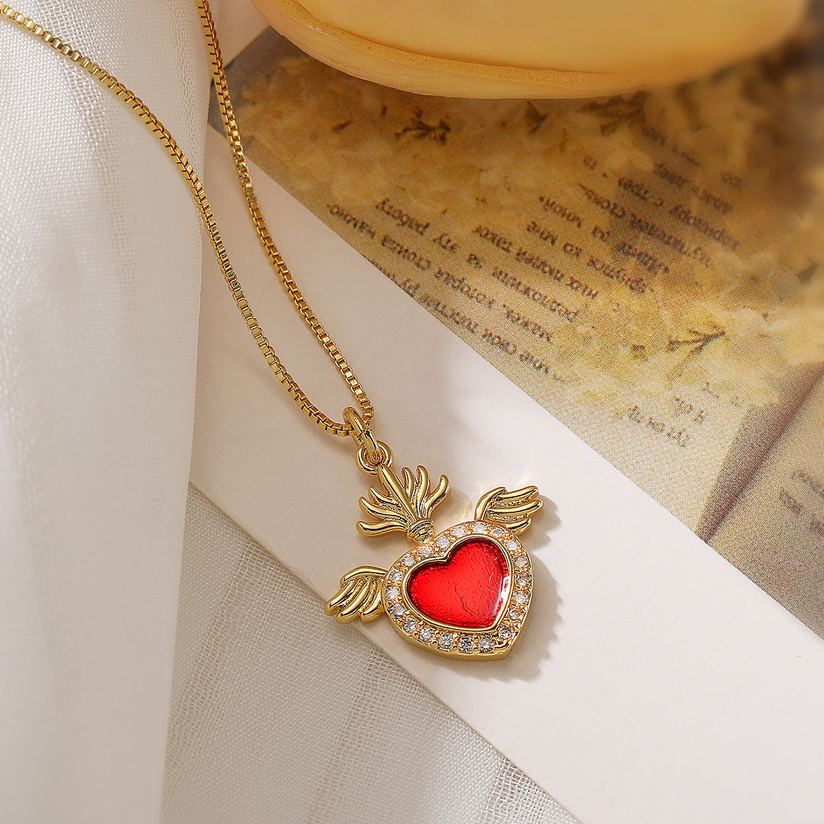 Collana da donna con ciondolo a forma di cuore in rame, intarsiato con zirconi, stile minimalista