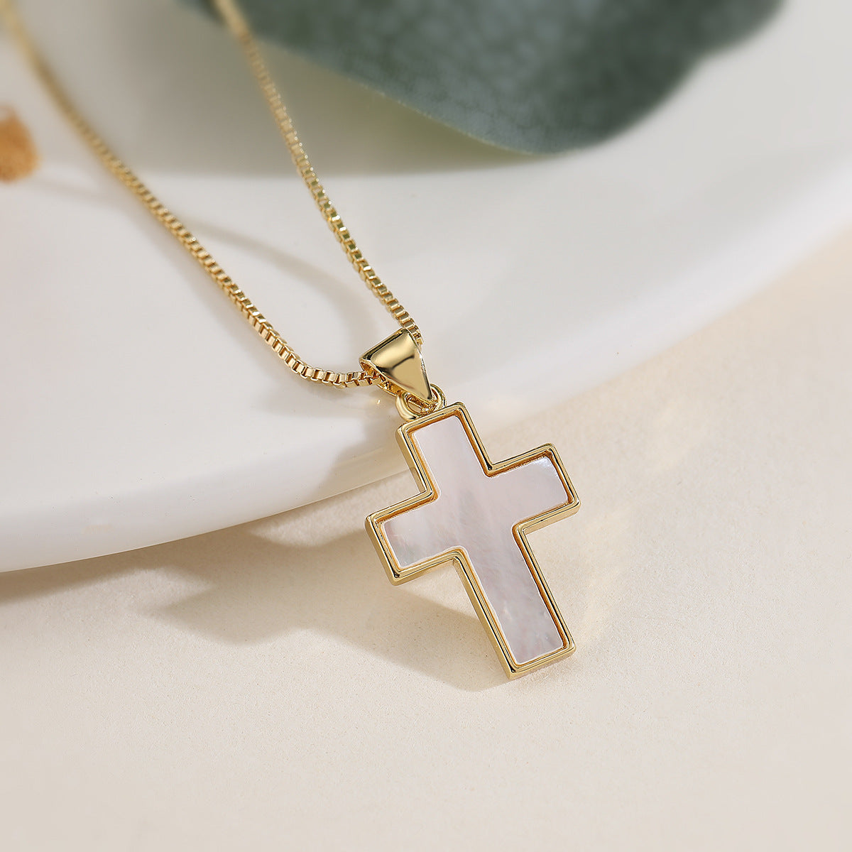 Collana con Ciondolo a Croce Minimalista da Donna in Rame con Placcatura in Oro 18 carati e Intarsio in Abalone Bianco