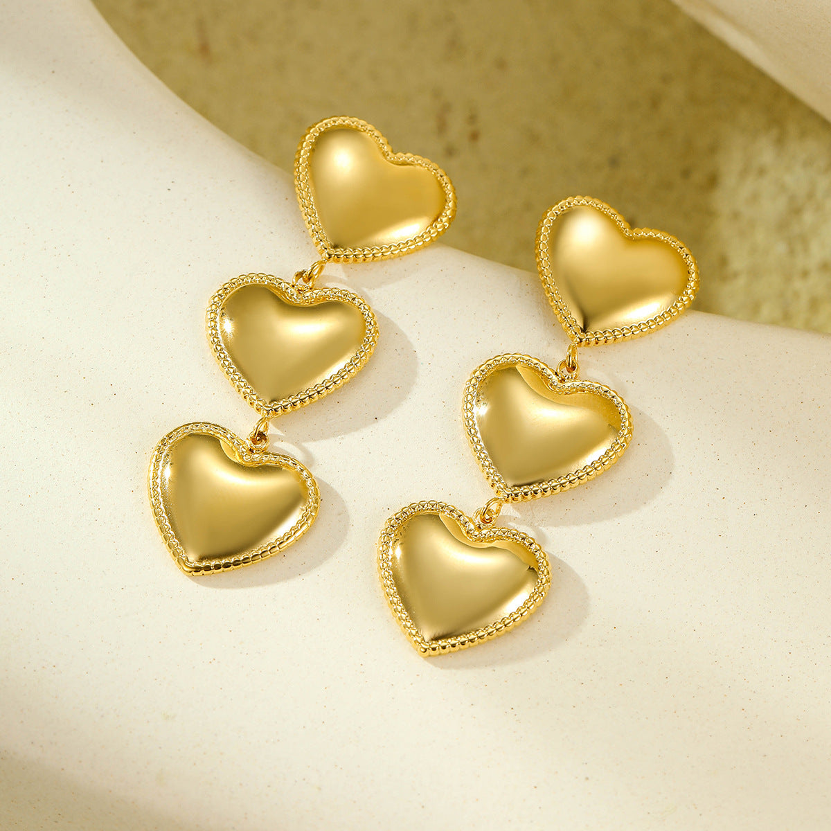 Pendientes de acero inoxidable en forma de corazón estilo vintage con baño de oro de 18K y detalle de flecos