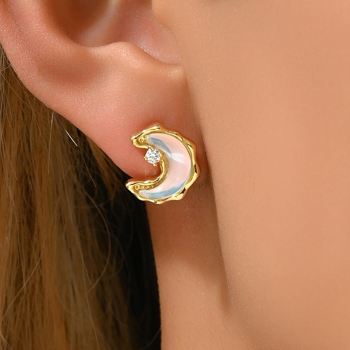 Pendientes minimalistas geométricos de luna creciente en cobre con esmalte para mujer