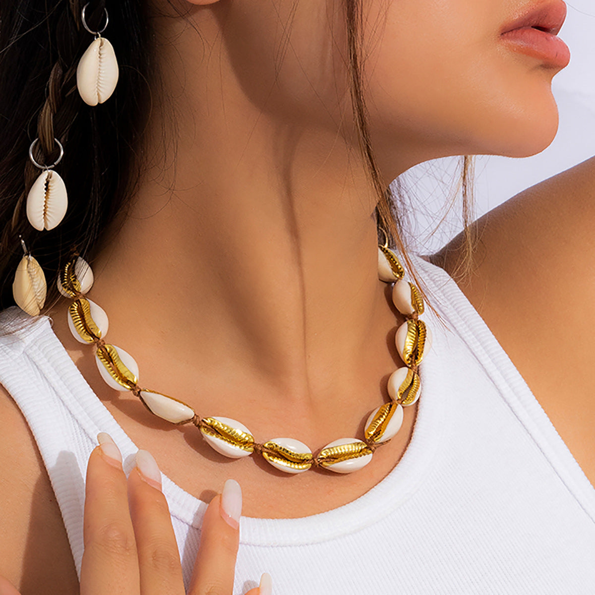 Collana Minimalista Regolabile Monostrato da Donna con Ciondolo a Conchiglia Placcato Oro su Cordino Intrecciato