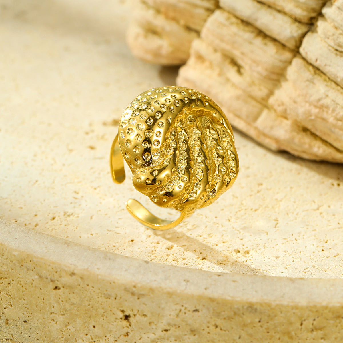 Anillo vintage de acero de titanio con textura geométrica minimalista y acabado chapado para mujer