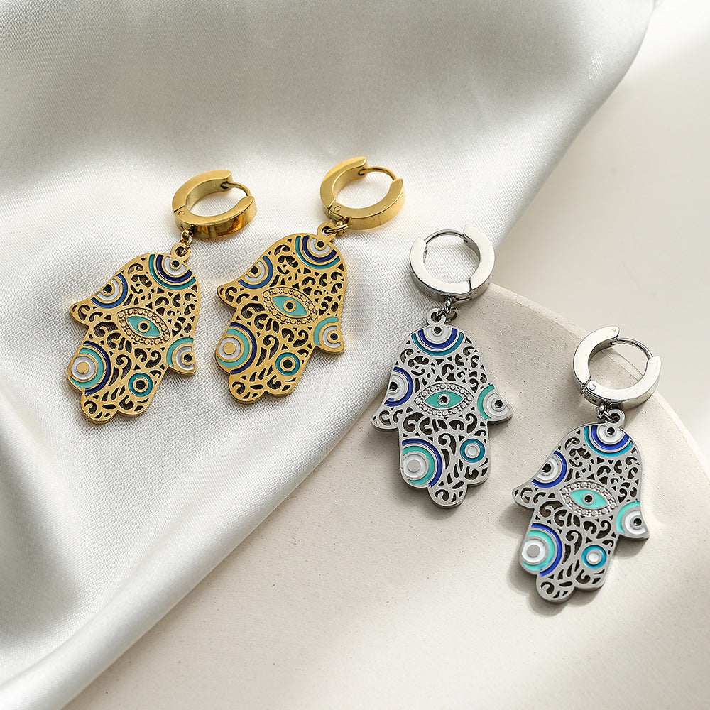 Orecchini a perno geometrici minimalisti in acciaio al titanio con smalto a forma di occhio di Hamsa per donna