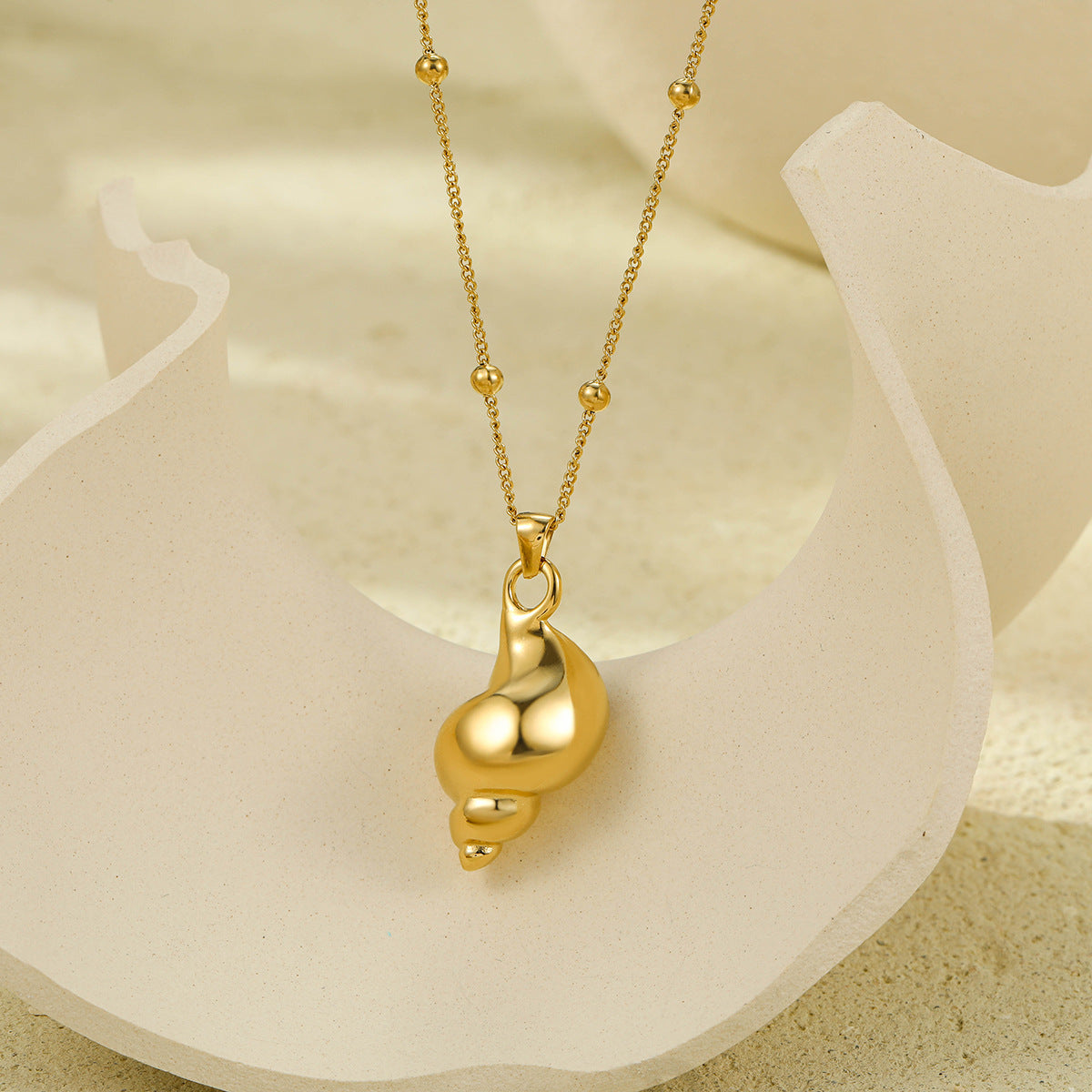 Collar Minimalista con Colgante de Concha para Mujer en Acero Inoxidable con Baño de Oro, Elegante Cadena para la Clavícula