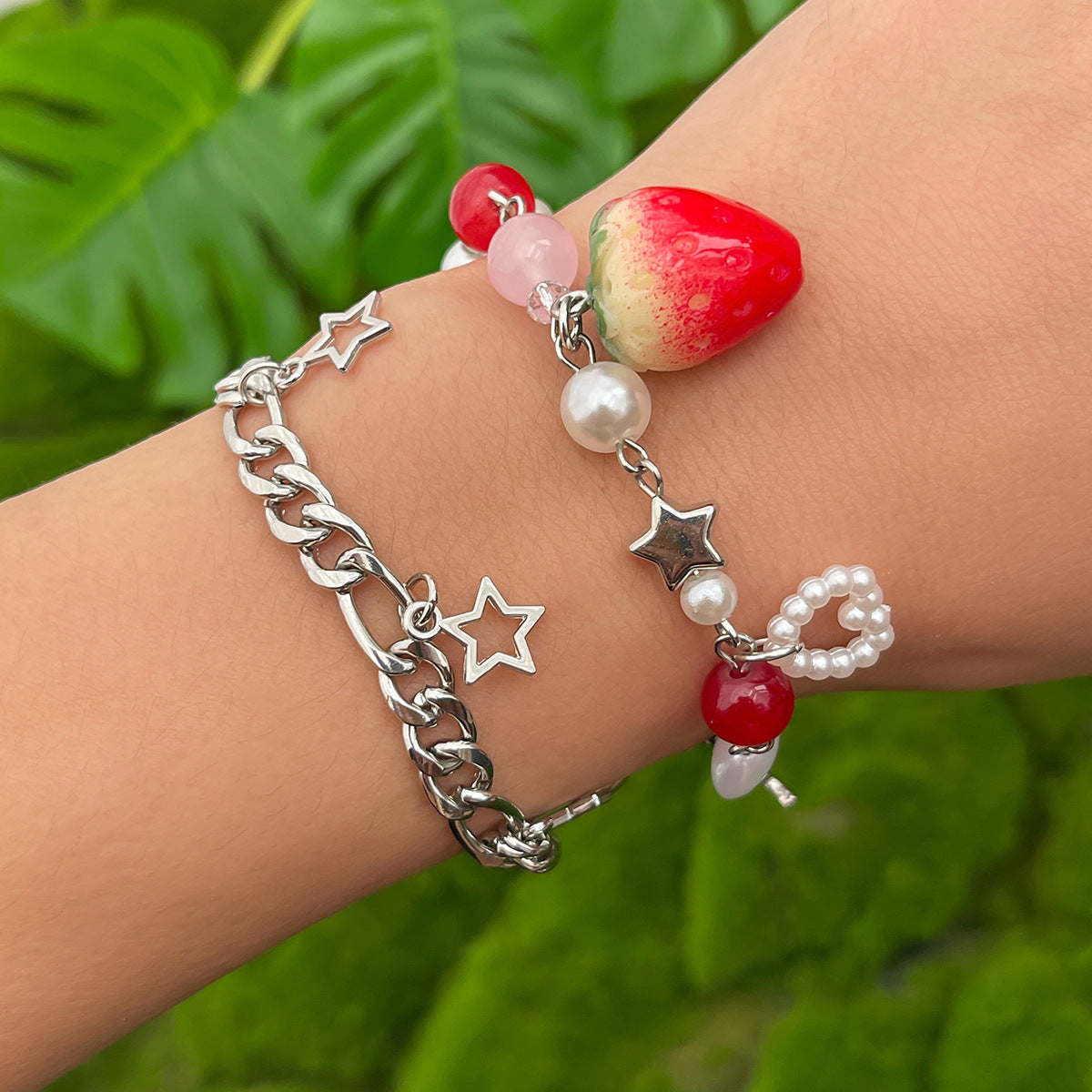 Collar con Colgante de Fresa Dulce y Atrevido para Mujer con Dije de Aleación, Acabado Esmaltado, Cadena Irregular, Diseño de Frutas y Lazo