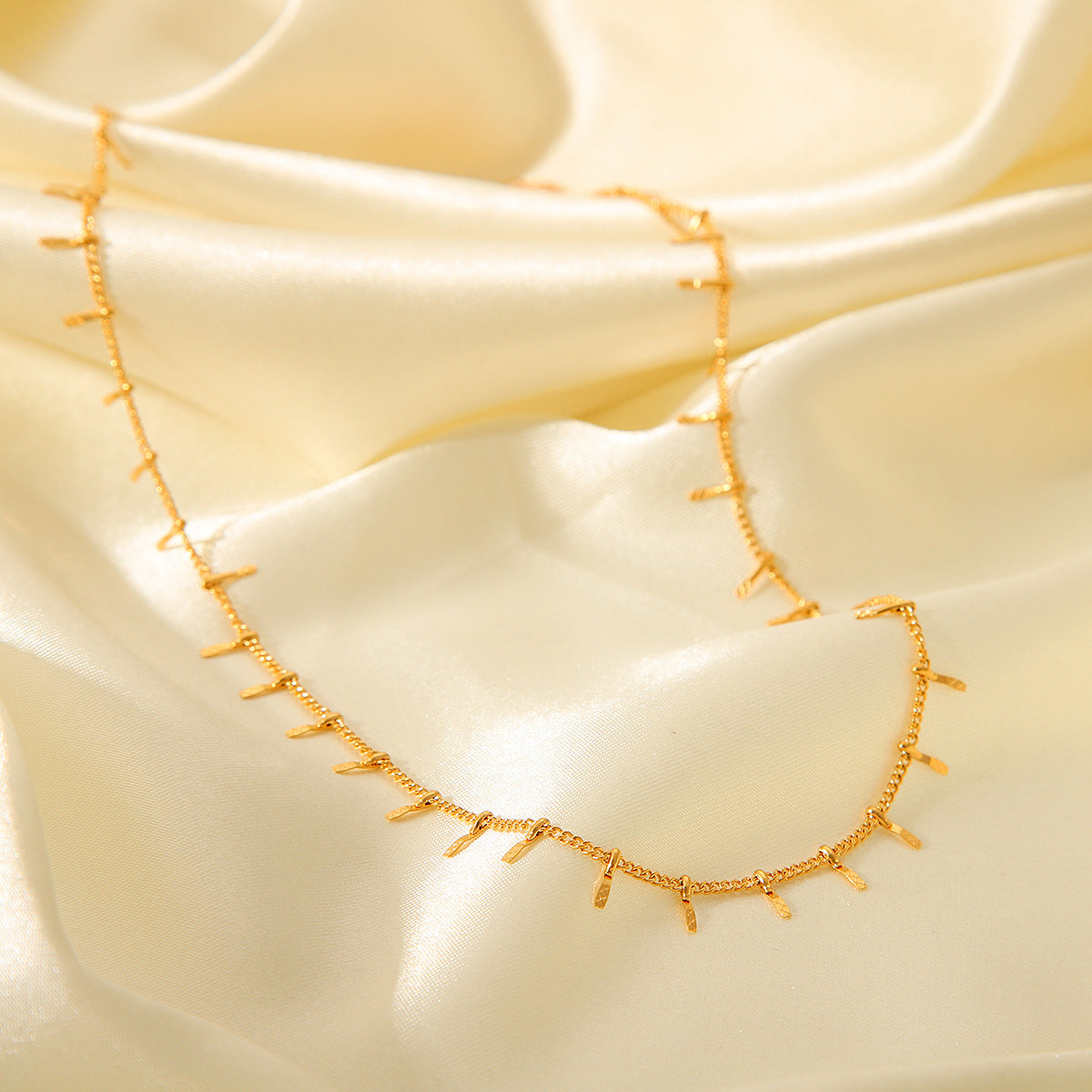 Collana Minimalista da Donna con Nappa a Onda in Acciaio Inossidabile Placcato Oro 18K
