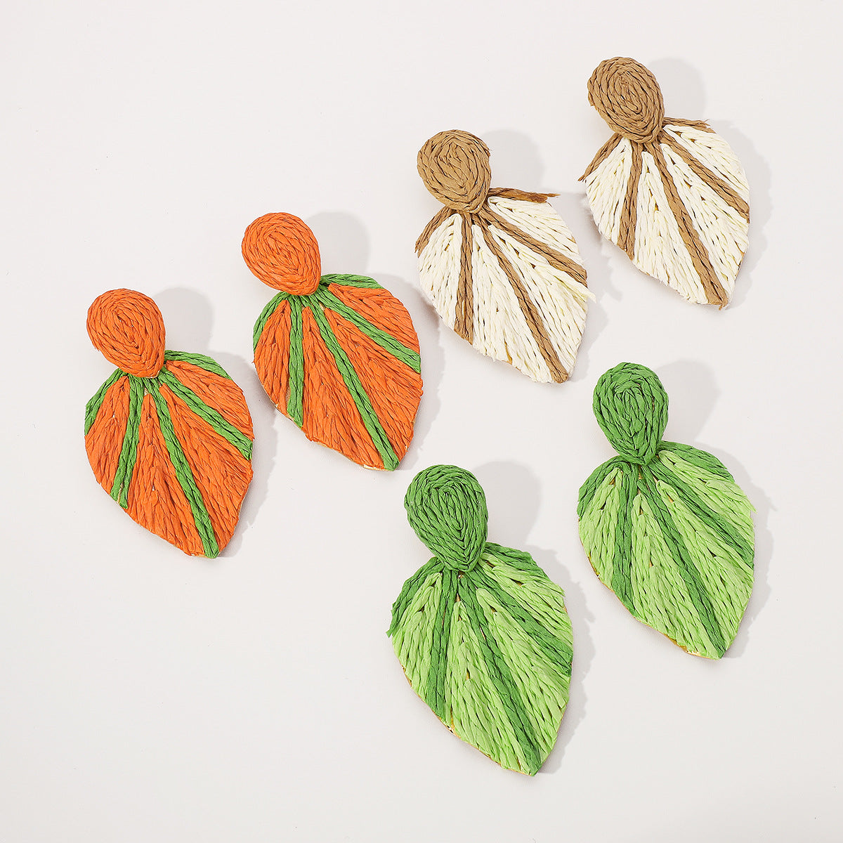 Pendientes Bohemios con Forma de Hoja de Aleación con Tejido de Rafia para Mujer