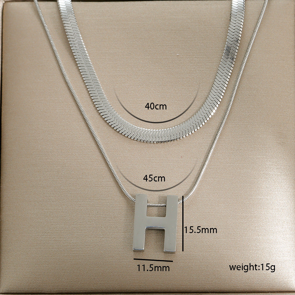Collana corta a strati in acciaio inossidabile placcato con ciondolo a rosa floreale minimalista da donna con catena a lama