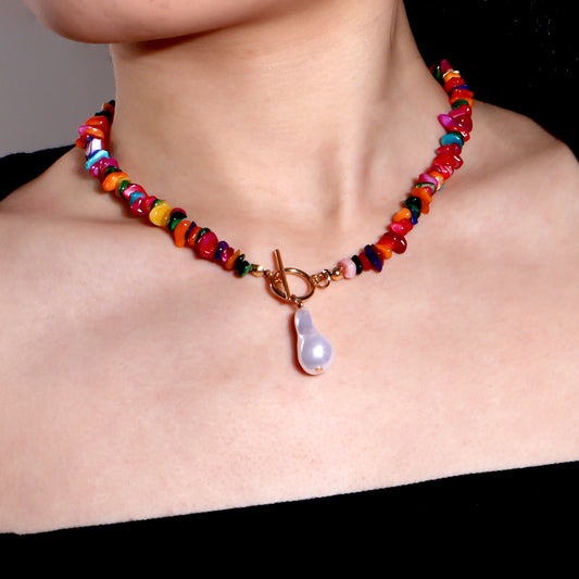 Collana Pendente Geometrica Minimalista in Lega con Finitura Placcata e Intarsi di Pietre Colorate su Catena a Maglie Sottili