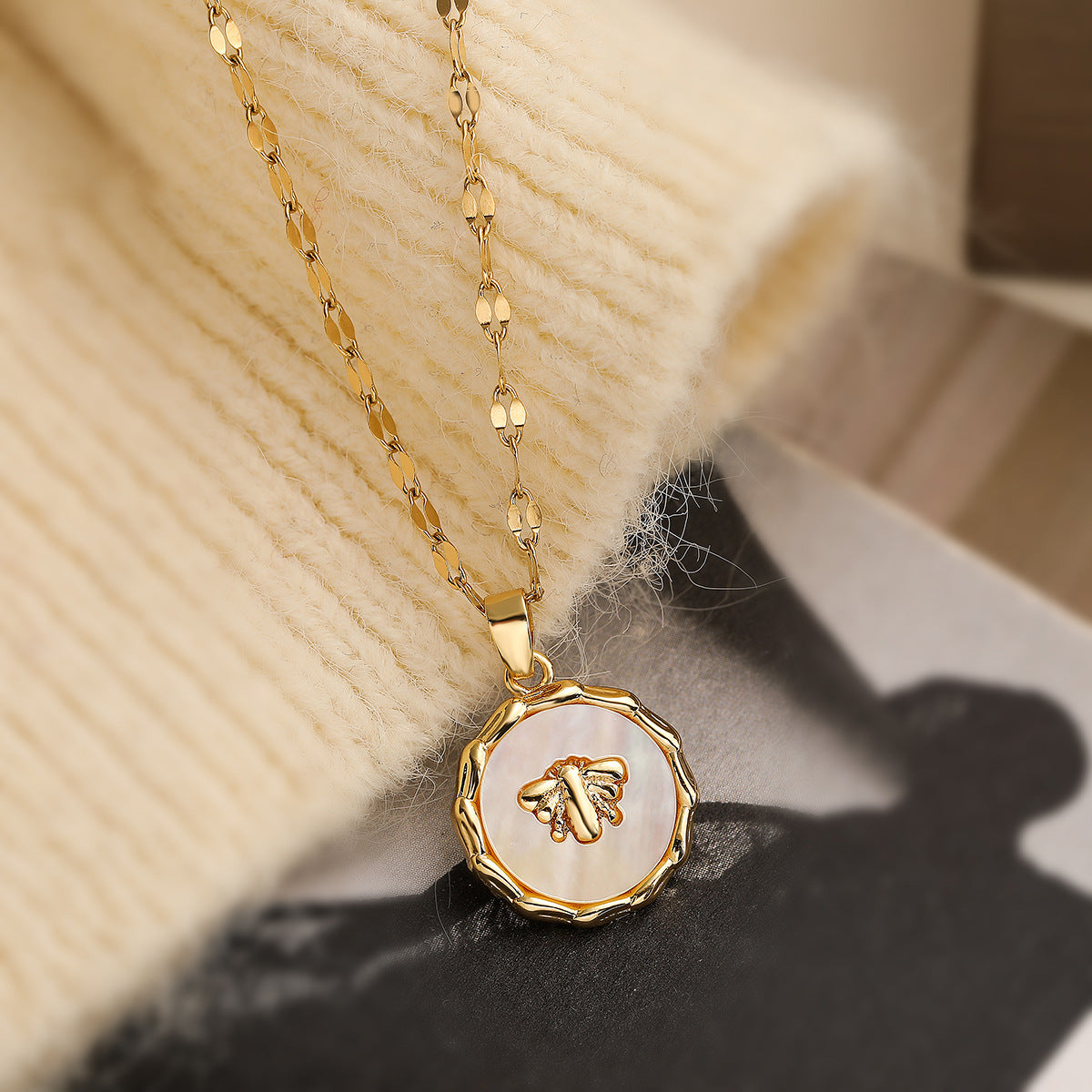 Collana Pendente Rotonda da Donna Placcata Oro a Forma di Ape Minimalista con Zirconi