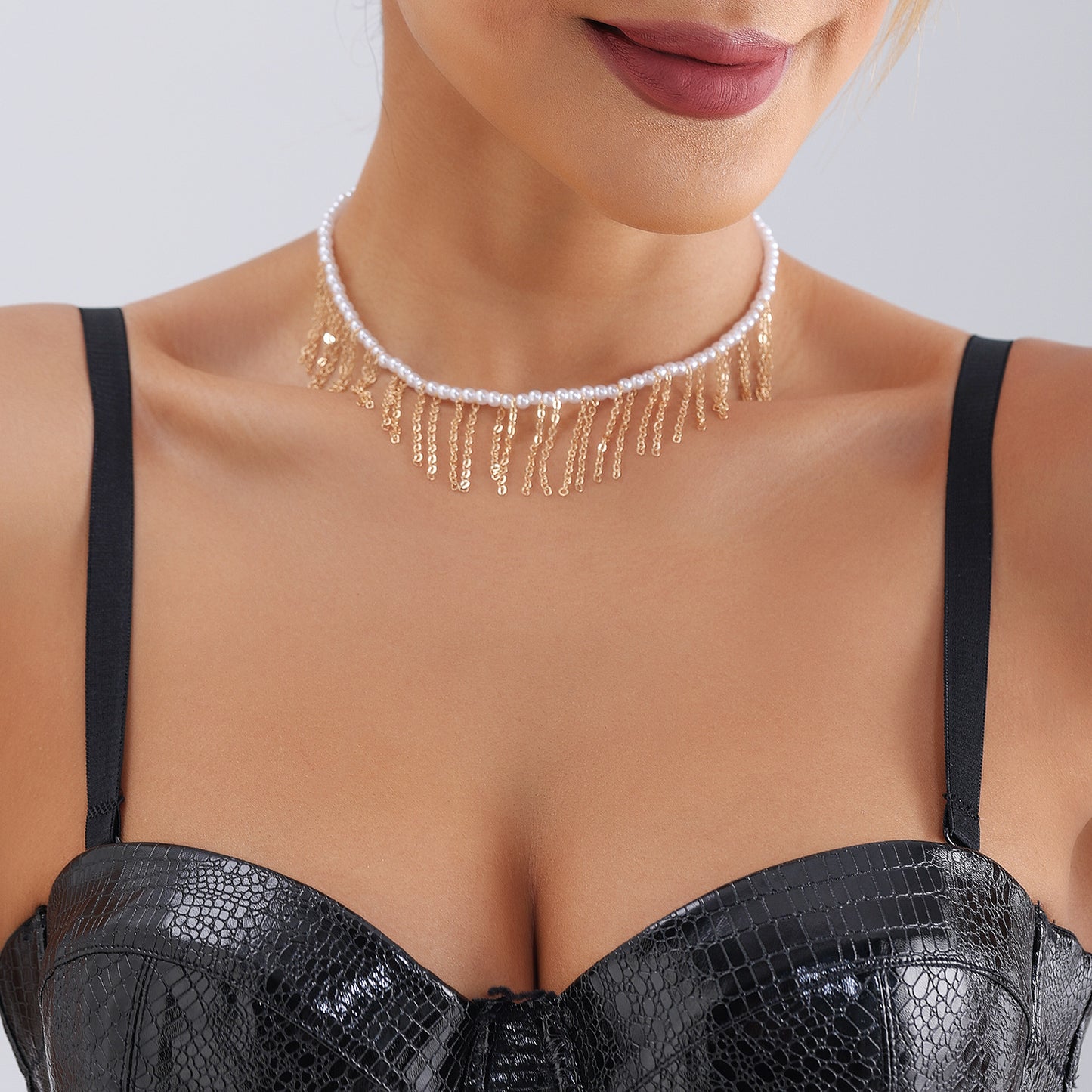 Collar con colgante minimalista de perlas geométricas para mujer, con cadena fina bañada en oro y diseño a la altura de la clavícula