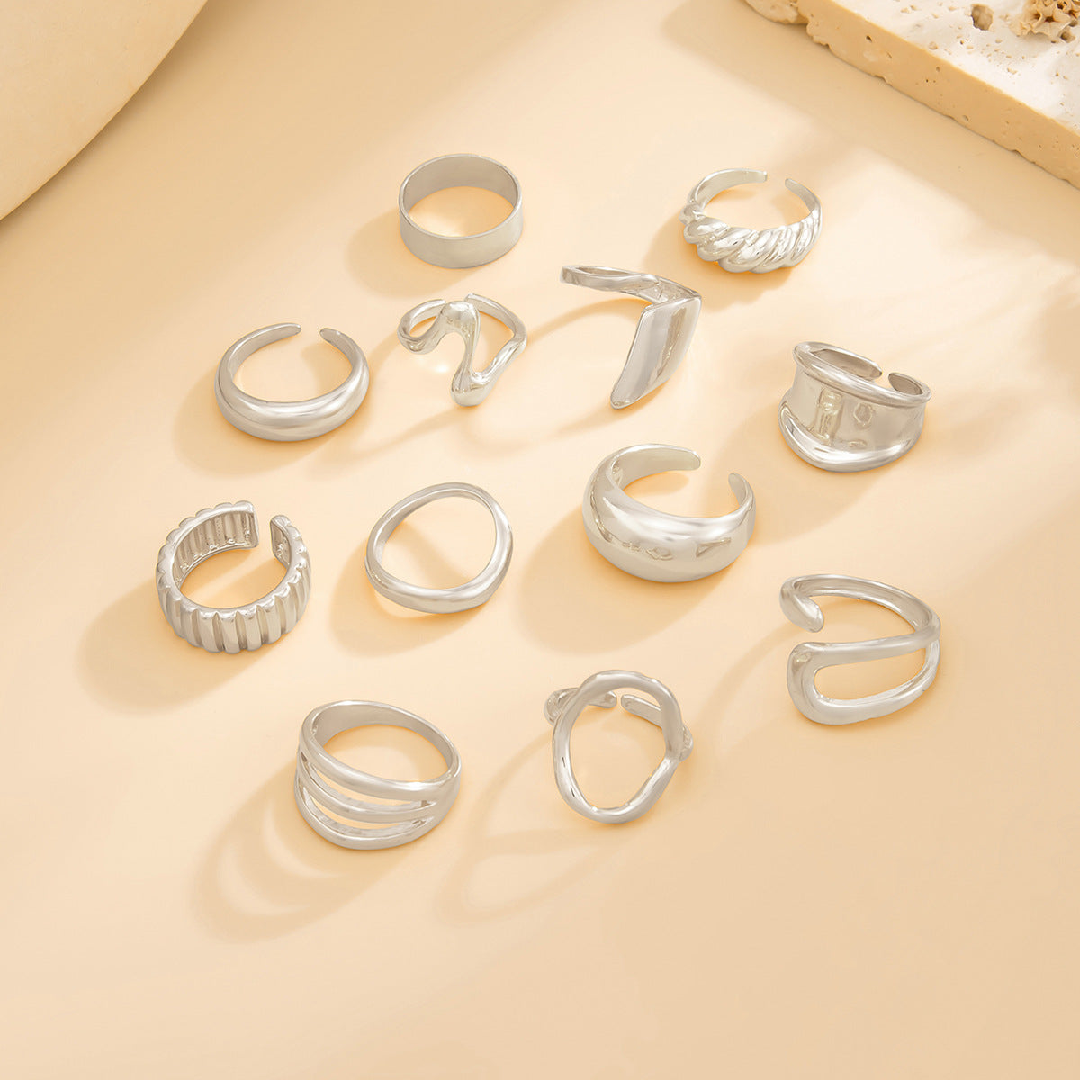 Anello minimalistico da donna in lega di zinco dalla forma geometrica irregolare, con finitura placcata e fascia aperta regolabile