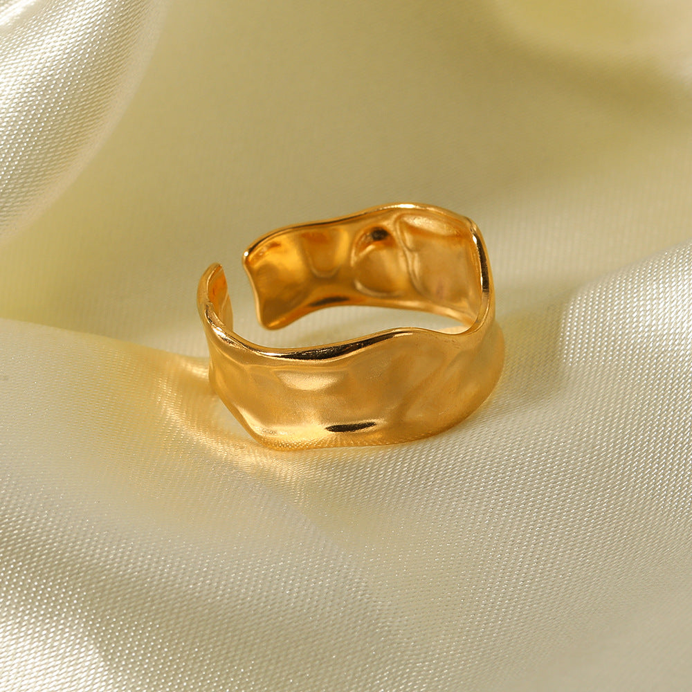 Anello regolabile in acciaio al titanio, geometrico a onde, con trama irregolare stropicciata, placcato in oro 18K sottovuoto, da uomo e donna