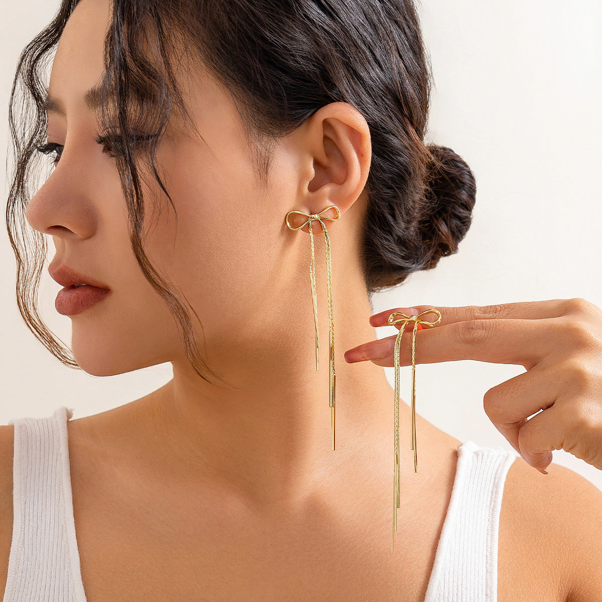 Orecchini a perno da donna a forma di fiocco, minimalistici in rame con strass intarsiati