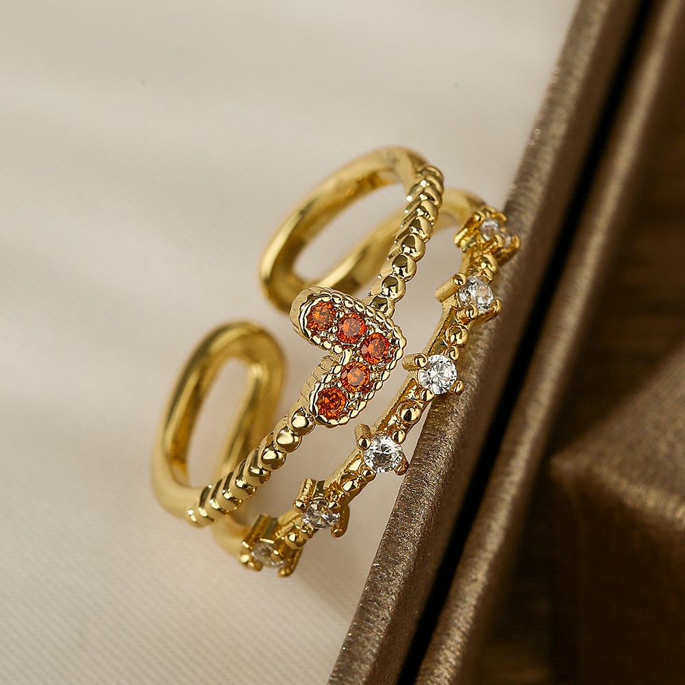 Anello da donna minimalista a forma di cuore geometrico in rame placcato oro con zirconi micro-pavé