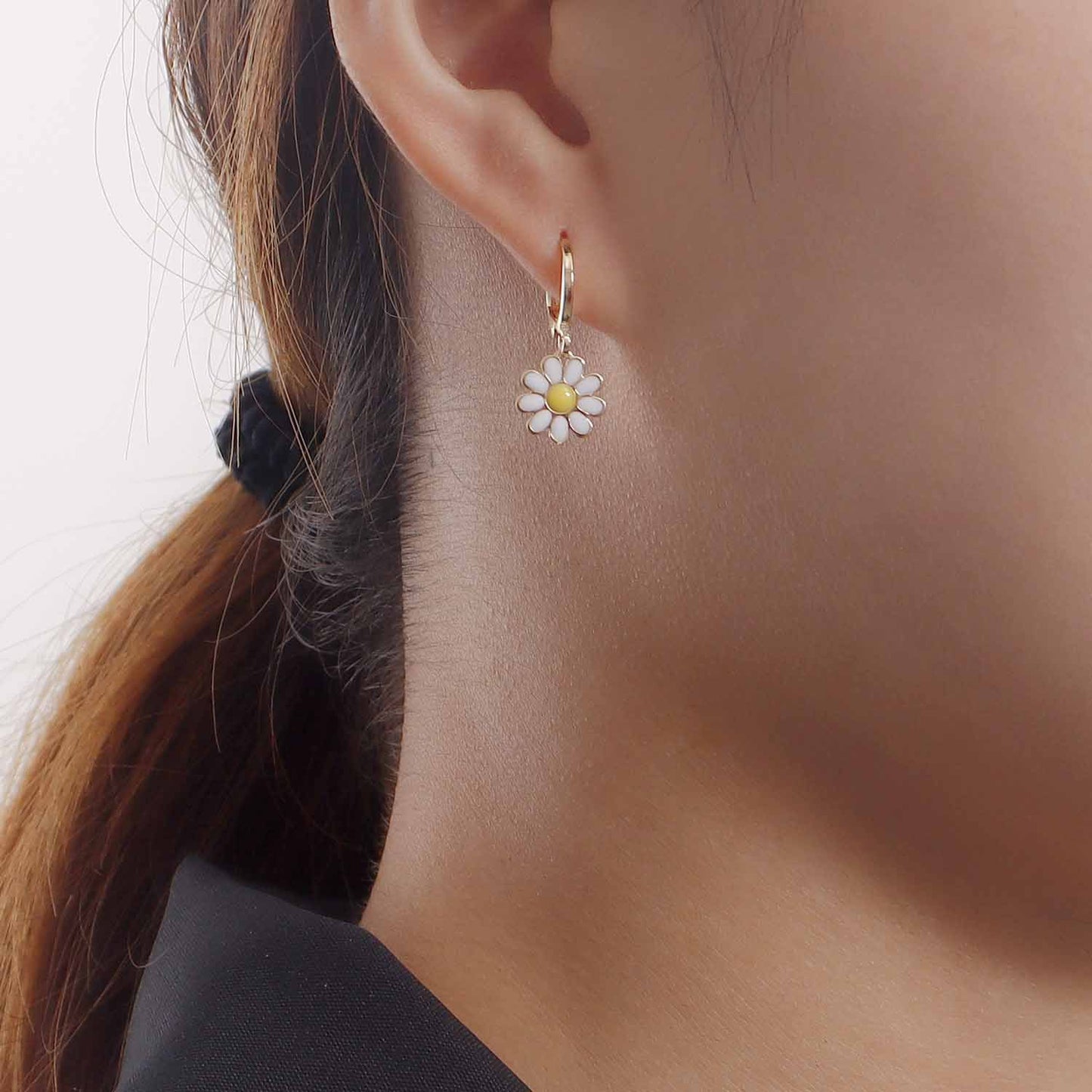 Pendientes minimalistas de aleación con baño de oro, esmaltados con diseño de flor geométrica para mujer