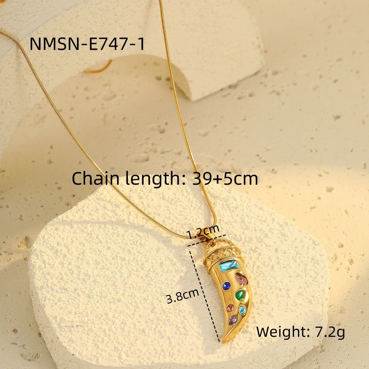 Collana con ciondolo a corno geometrico alla moda in acciaio inossidabile con intarsio di zirconi colorati da donna, catena ipoallergenica placcata per clavicola