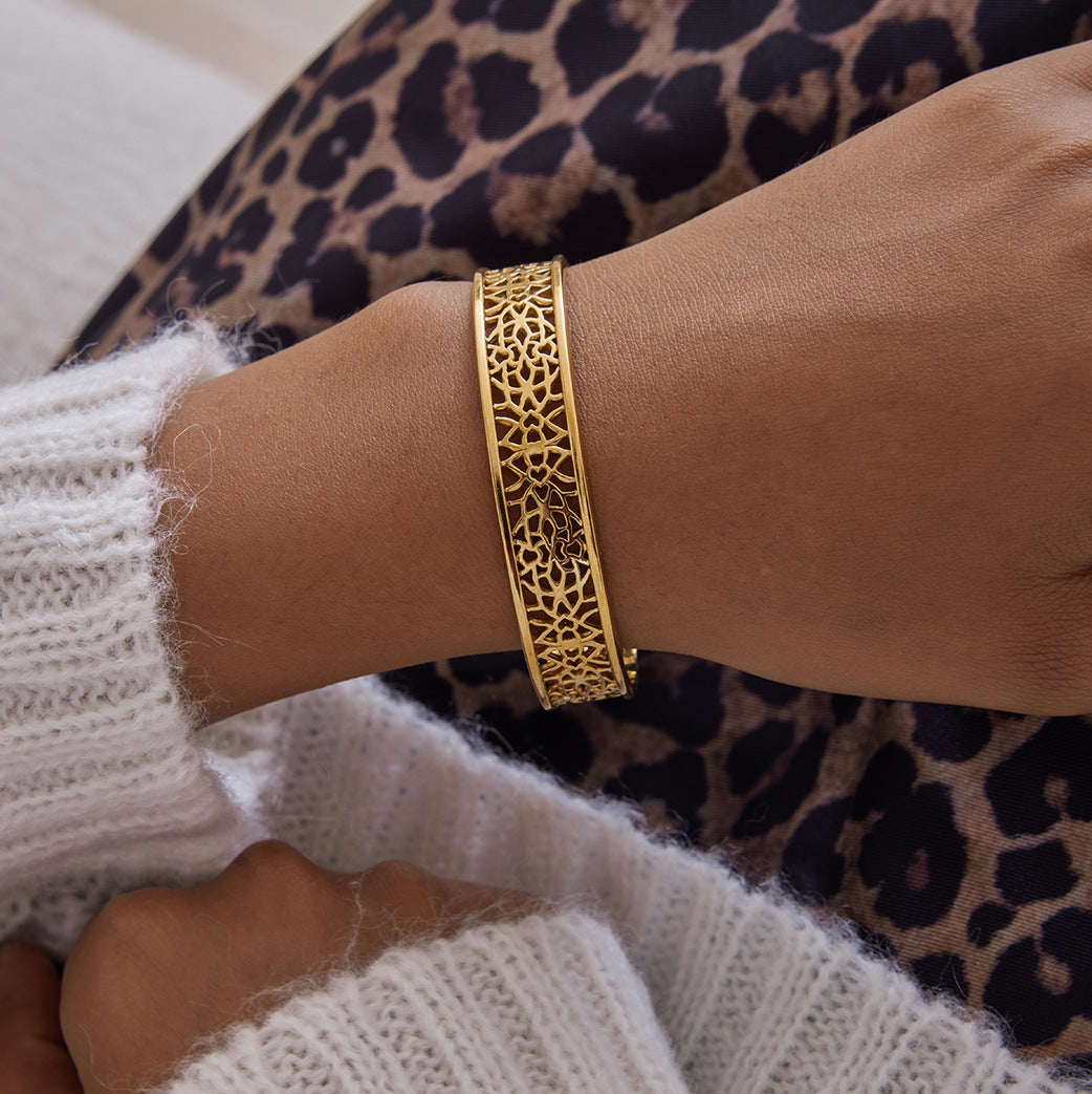 Pulsera Brazalete Abierta Minimalista Vintage de Acero Titanio para Mujer con Acabado Chapado y Diseño Circular Geométrico