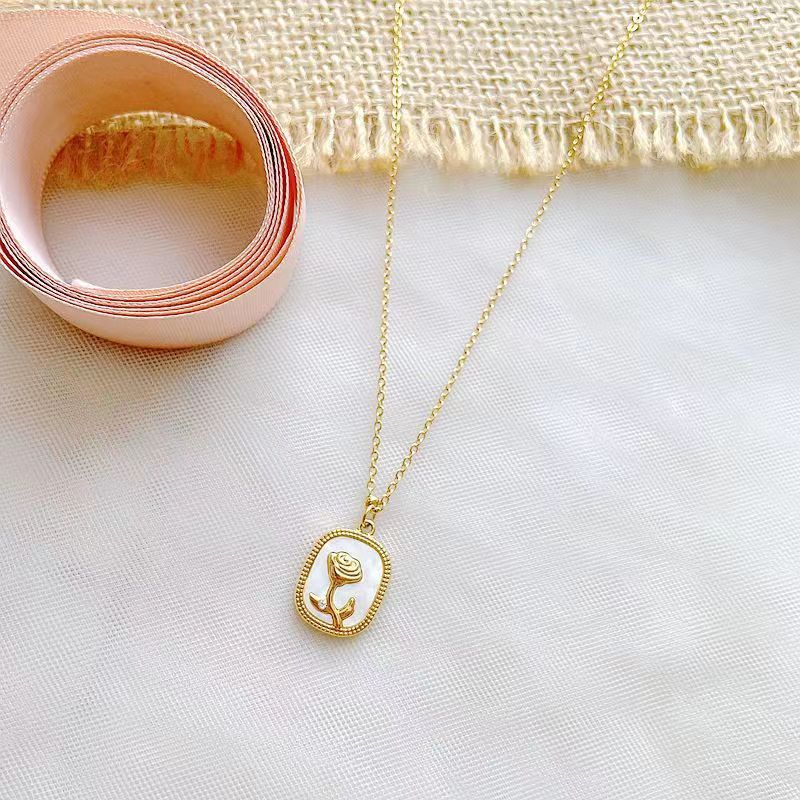 Collana Pendente Rosa Floreale Vintage di Lusso Francese in Madreperla Bianca per Donna con Catena in Acciaio al Titanio e Finitura Placcata