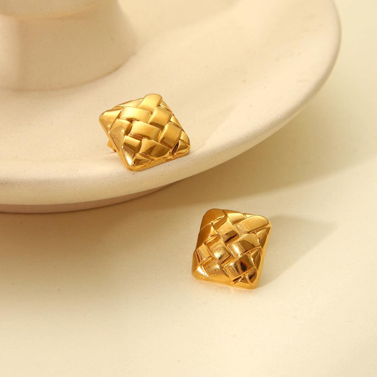 Orecchini a perno quadrati geometrici avanzati in acciaio inossidabile placcati oro 18 carati con motivo a rombi per donna