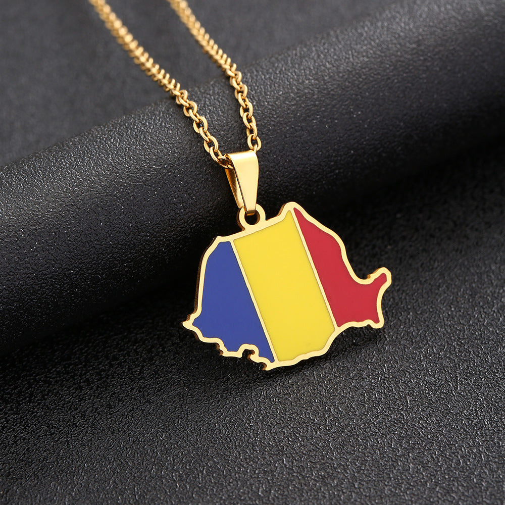 Collana con ciondolo a mappa etnica geometrica rumena in acciaio inossidabile con intarsio in acciaio al titanio e finitura smaltata su catena a maglie ovali