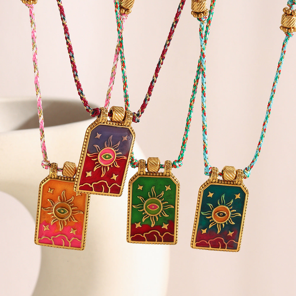 Collana con Pendente Minimalista Geometrico a Forma di Sole Tarocco in Acciaio Inossidabile Placcato Oro 18K con Dettaglio in Smalto su Cordino Regolabile