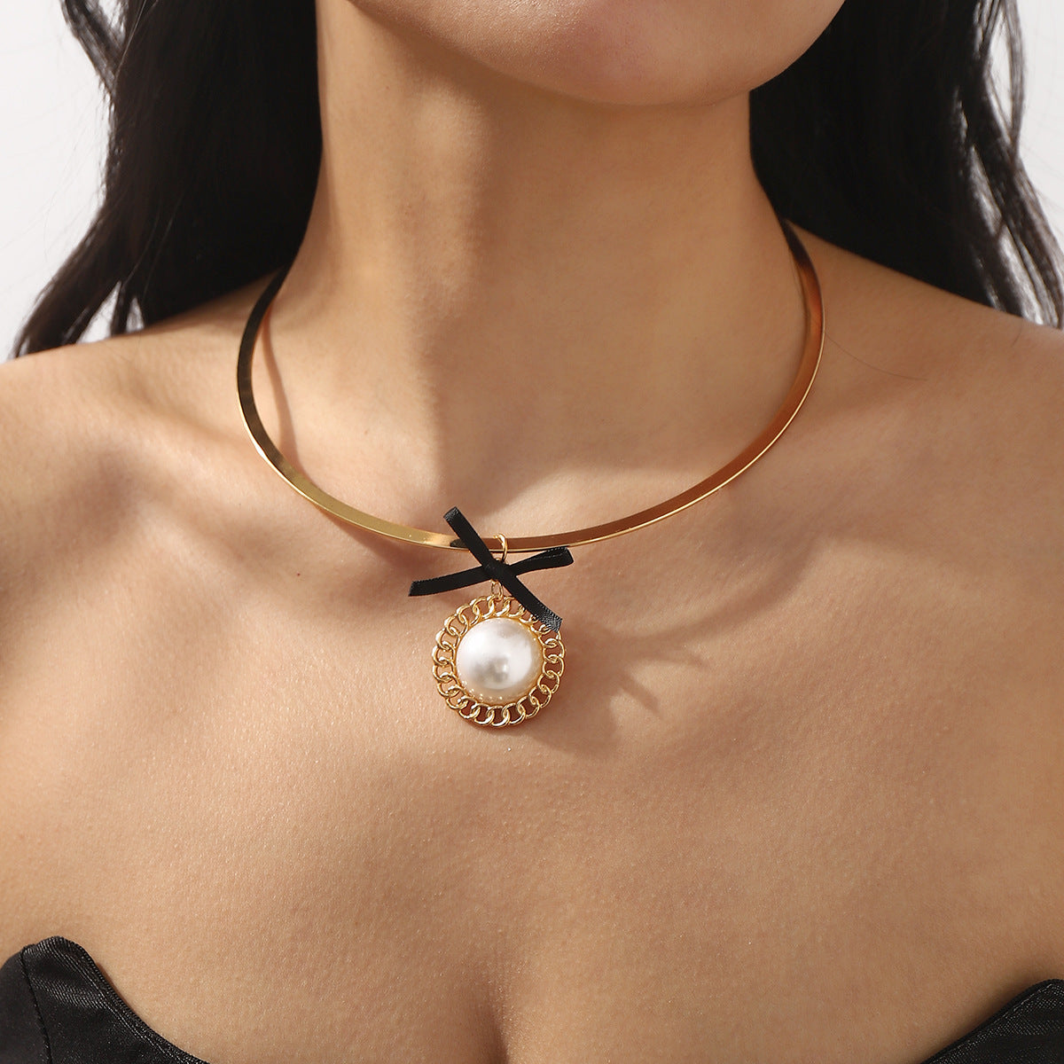 Girocollo con Fiocco Dolce e Audace per Donna con Base in Lega, Anello in Ferro, Accenti di Perle e Dettagli in Nastro