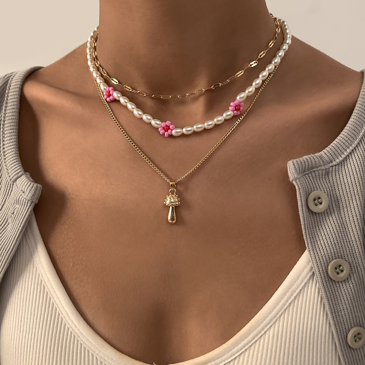 Collar con colgante de seta floral rústico para mujer con construcción de aleación, acabado chapado y delicada cadena de cuentas