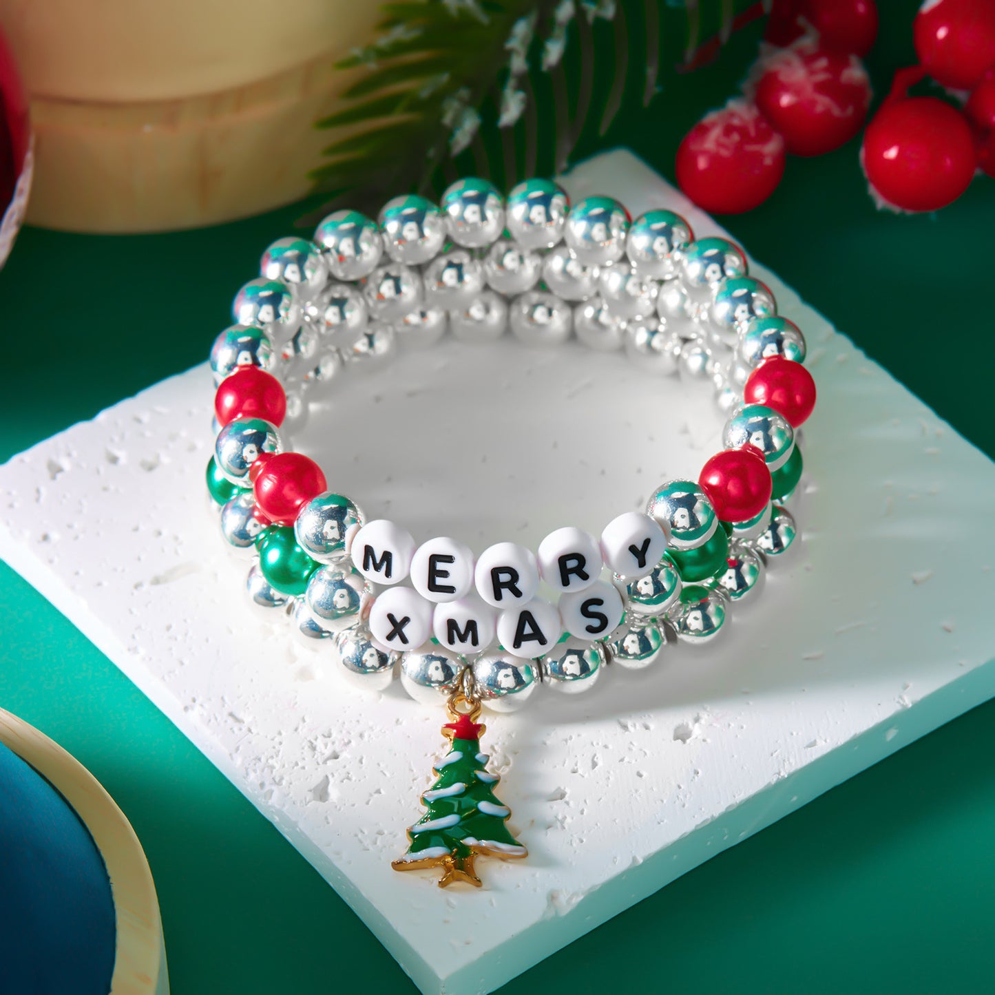 Braccialetto con ciondoli a tema natalizio a forma di alfabeto e cartoni animati, con perline in lega e motivi natalizi a campana di fiocco di neve e Babbo Natale, per donna
