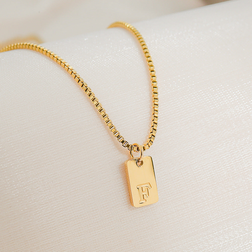 Collar con colgante de letra geométrica minimalista de acero inoxidable con baño de oro de 18 quilates para mujer