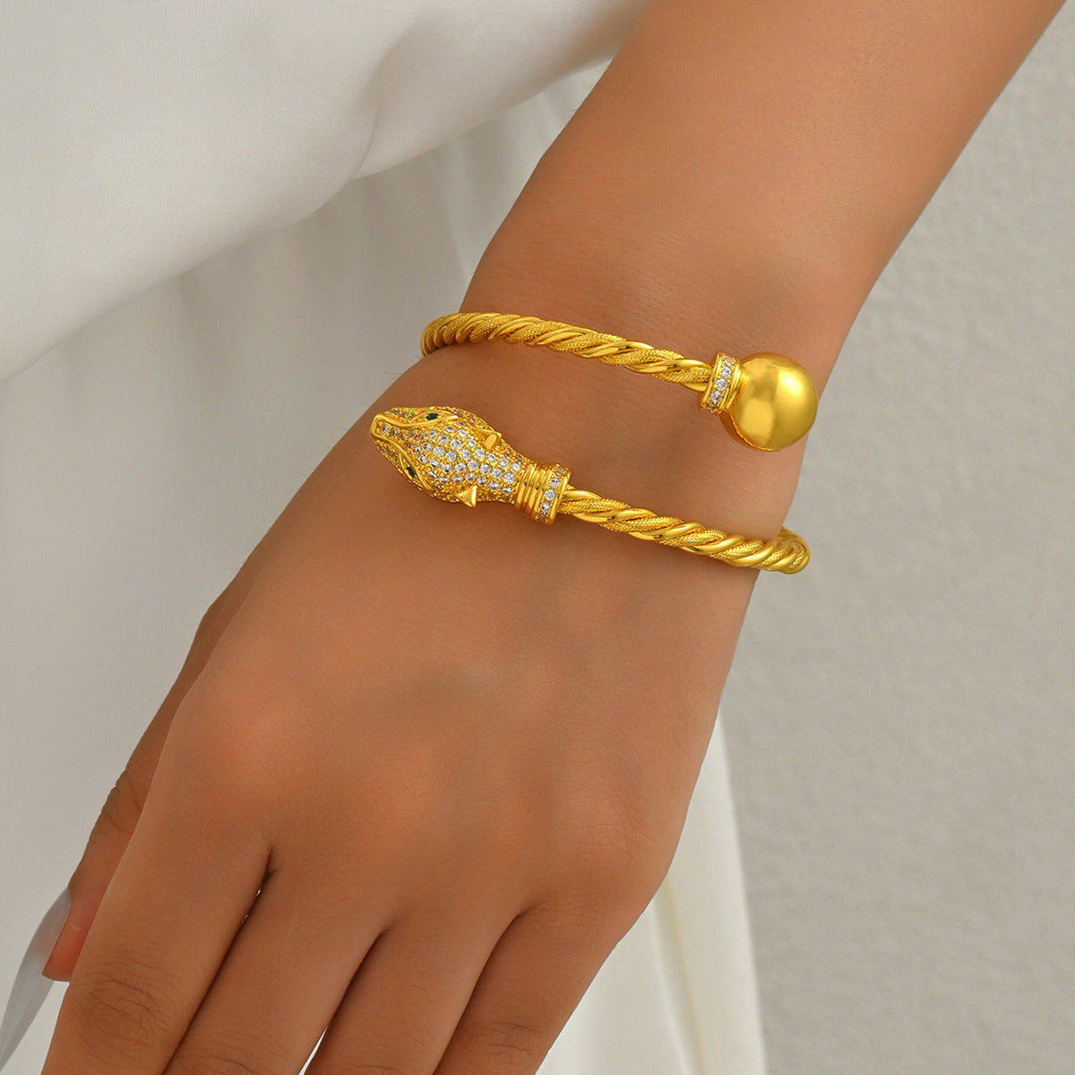 Pulsera minimalista de lujo con forma de serpiente, aleación de cobre e incrustaciones de circonitas, para mujer