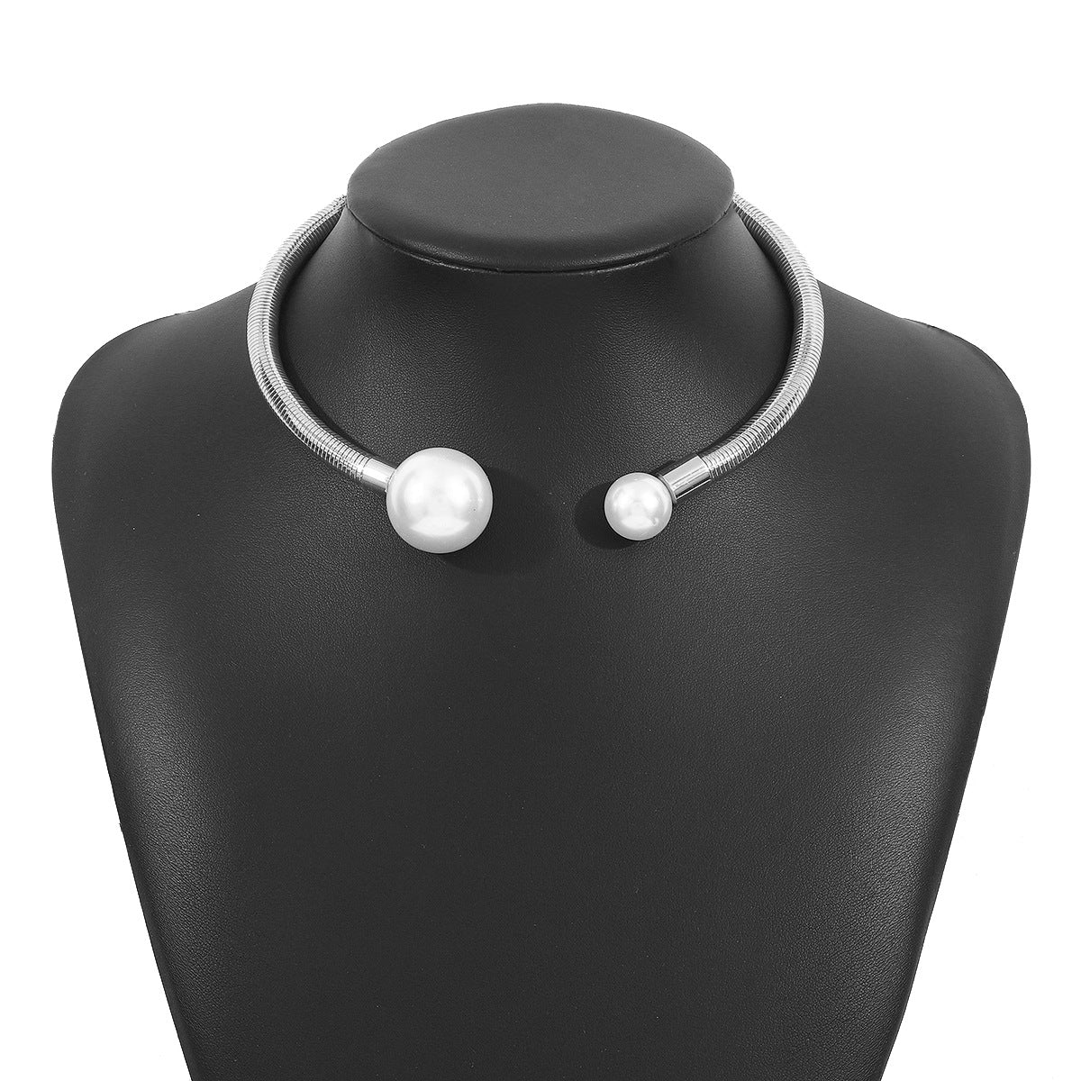 Gargantilla de metal geométrica minimalista con acento de perla ajustable y acabado galvanizado para mujer