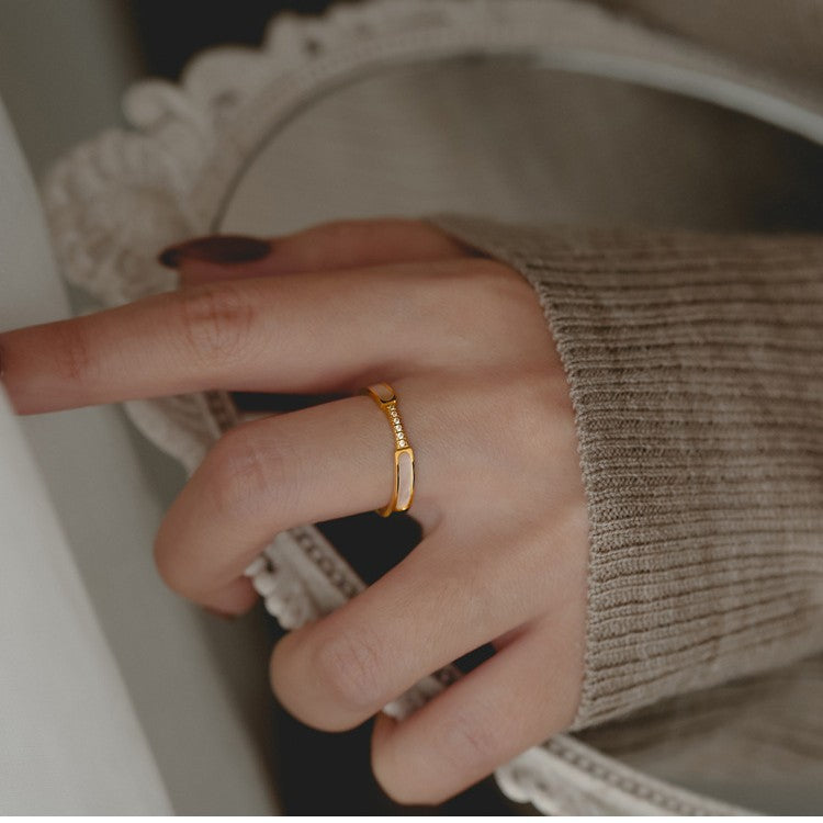 Anello Minimalista Geometrico in Acciaio al Titanio Placcato Oro Rosa con Intarsio in Madreperla per Donna