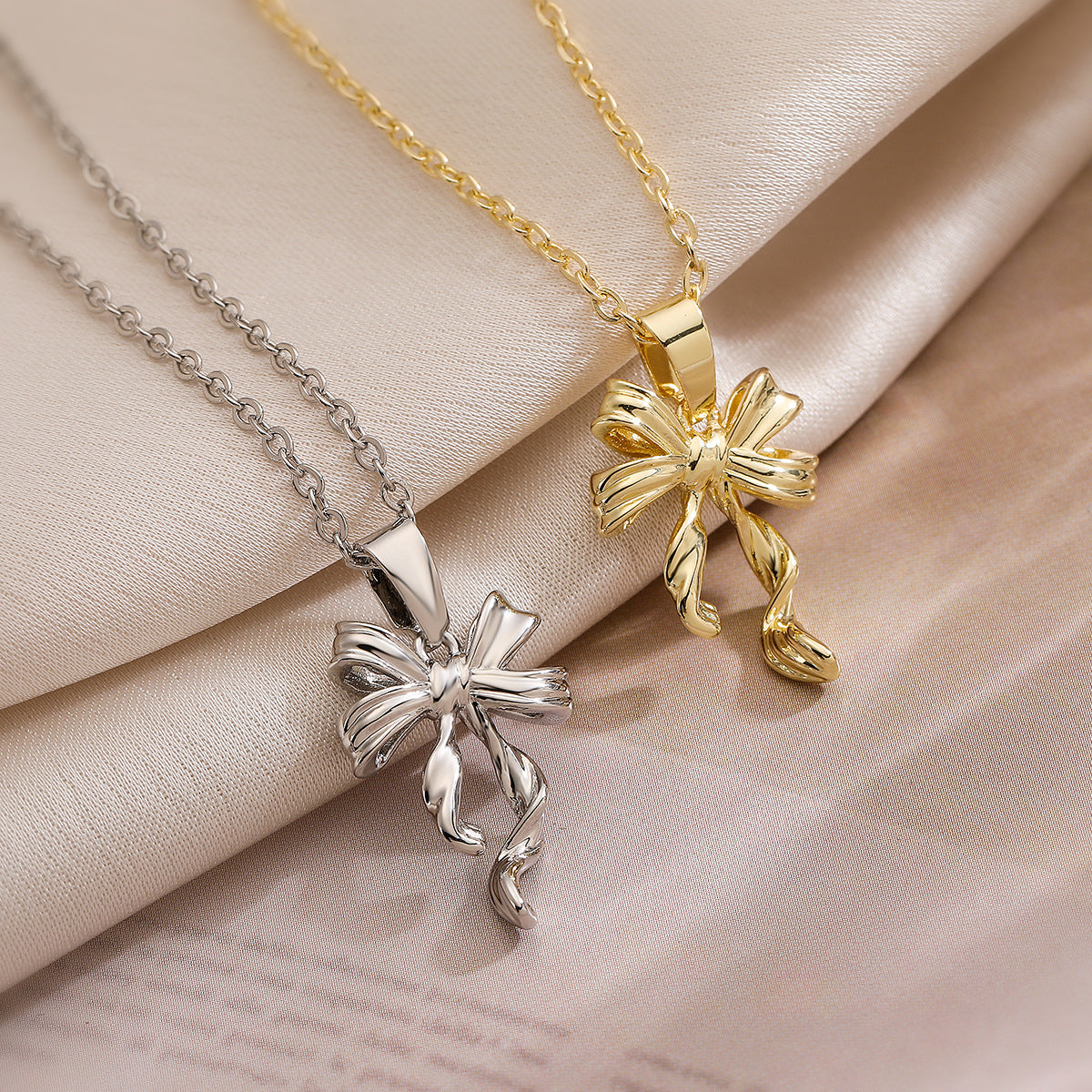Collana con ciondolo a fiocco minimalista in rame da donna, catena versatile per clavicola