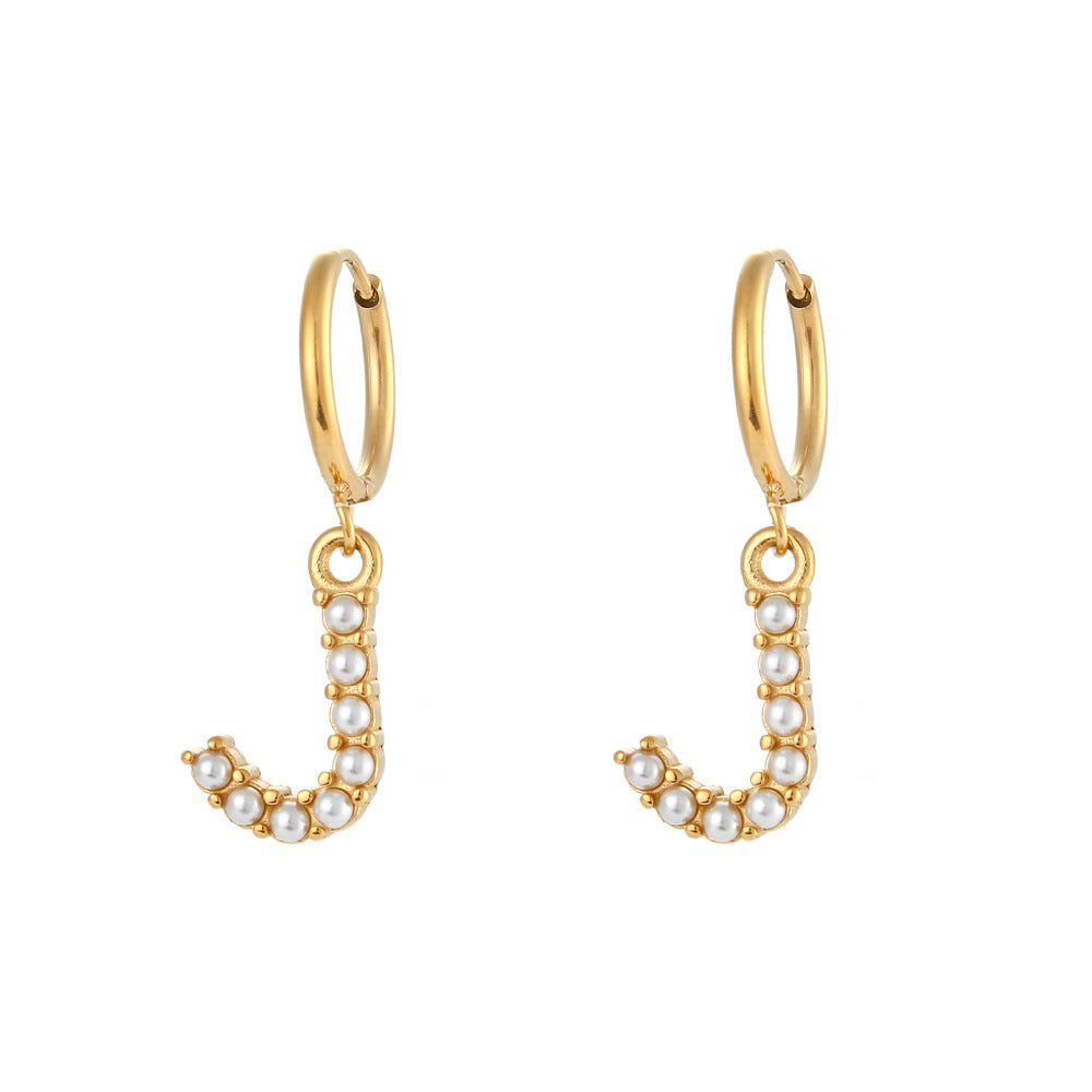 Orecchini a perno a forma di lettera dal design minimalista per donna in acciaio inossidabile con placcatura in oro 18 carati e dettagli in perle
