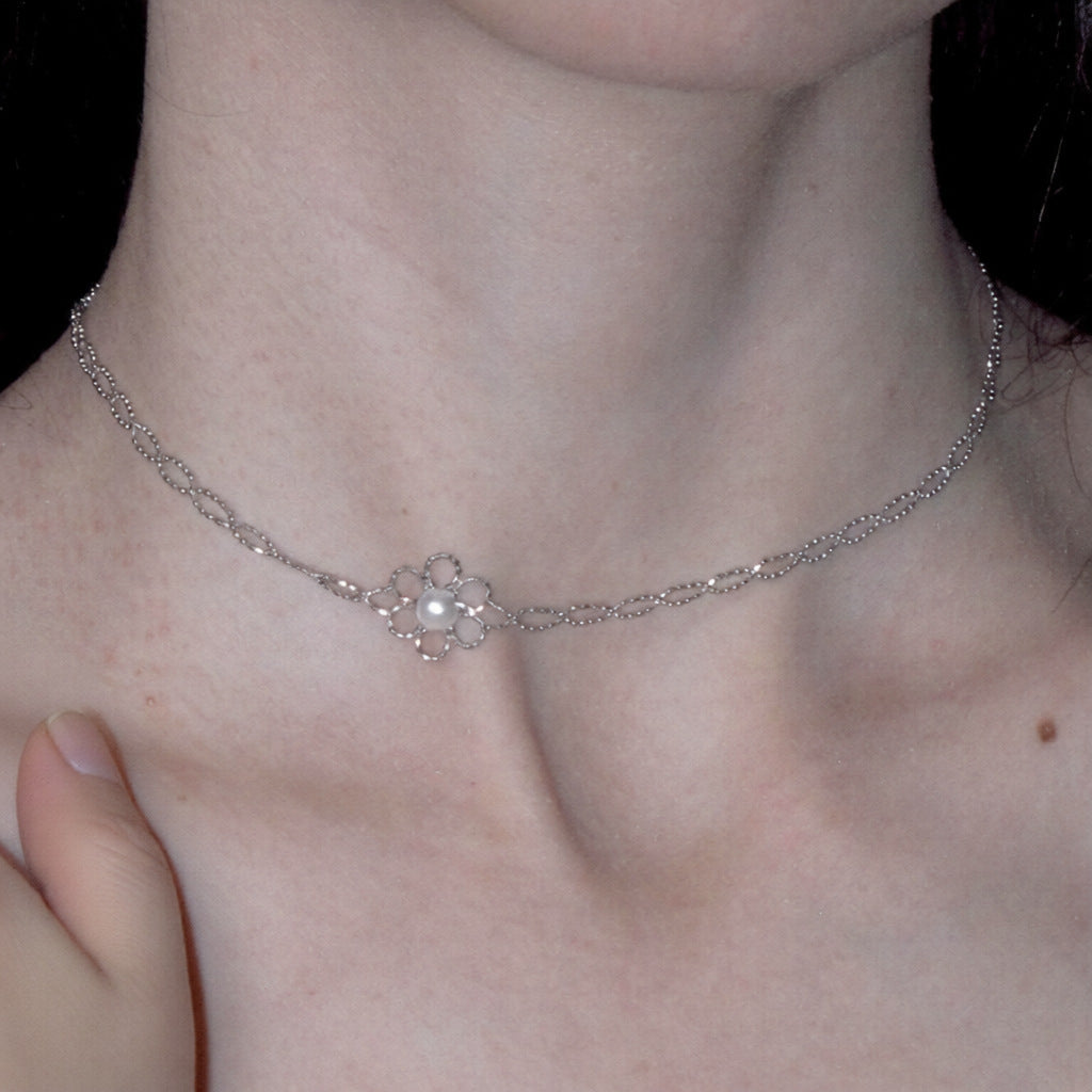 Conjunto de collar y pulsera minimalistas de perlas florales huecas para mujer con acabado chapado