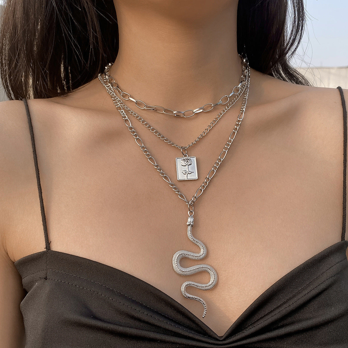 Collana con ciondolo a forma di cuore e farfalla in lega con intarsio di strass e finitura smaltata, stile catena a serpente per donna