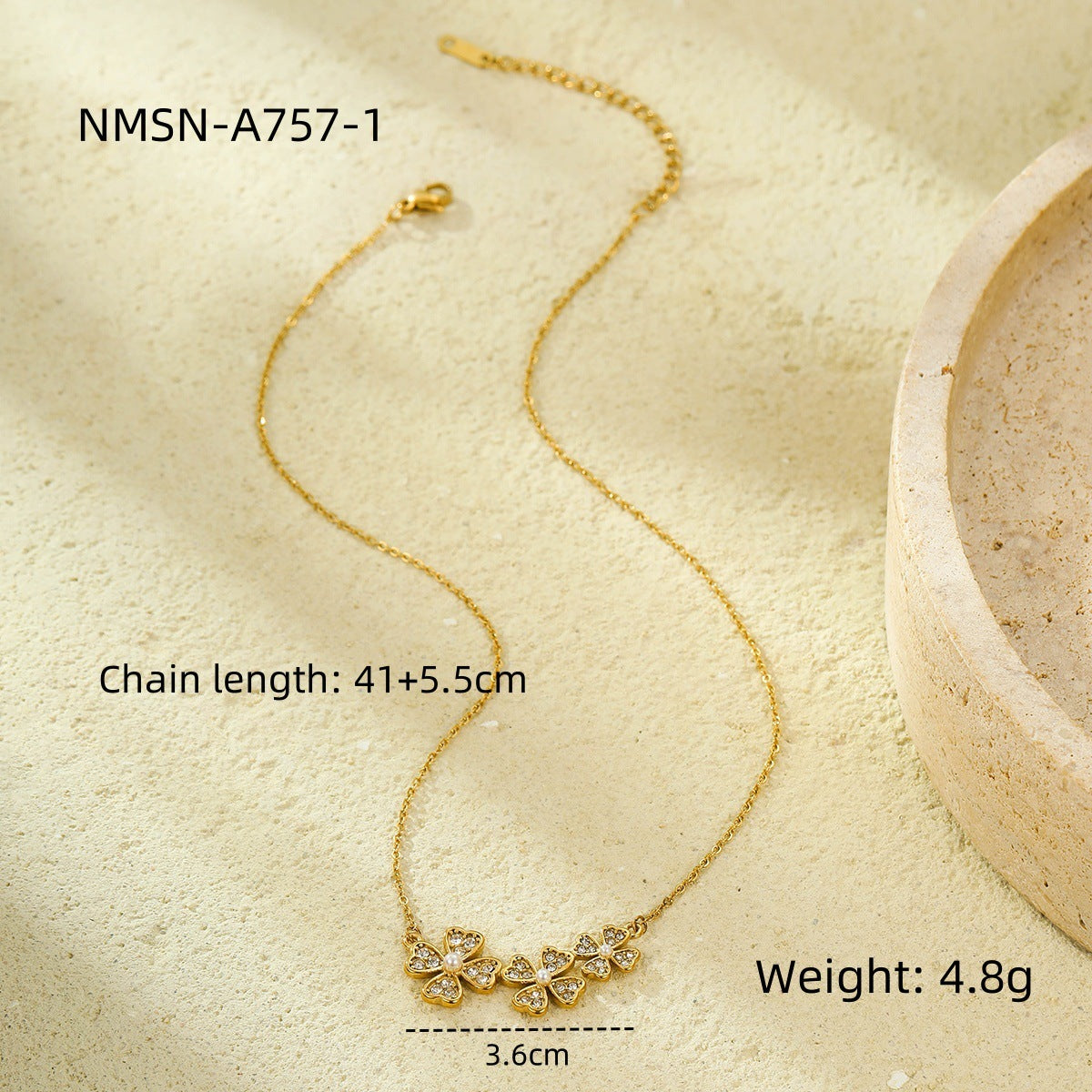 Elegante Collar con Colgante de Trébol de Cuatro Hojas en Acero de Titanio con Detalles de Zirconia y Perlas, Acabado Chapado, Delicada Cadena de Clavícula para Mujer