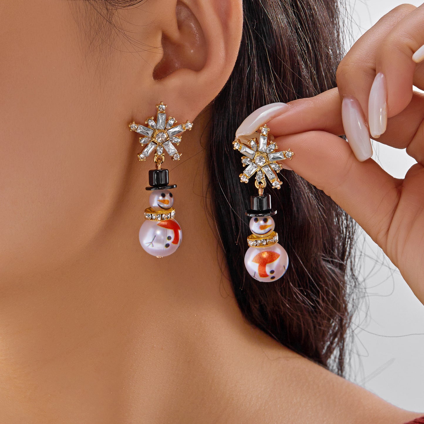 Pendientes de perlas con forma de copo de nieve estilo navideño con detalles de diamantes de imitación en aleación con acabado chapado para mujer