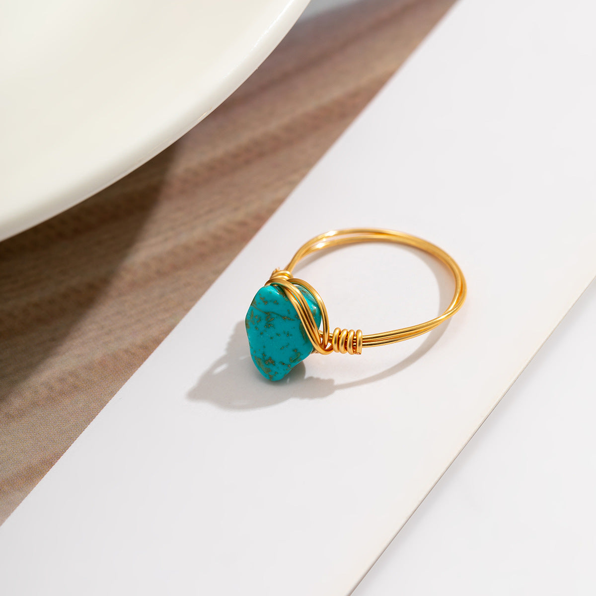 Anillo rústico de cobre hecho a mano con forma geométrica irregular e incrustaciones de cristal para mujer