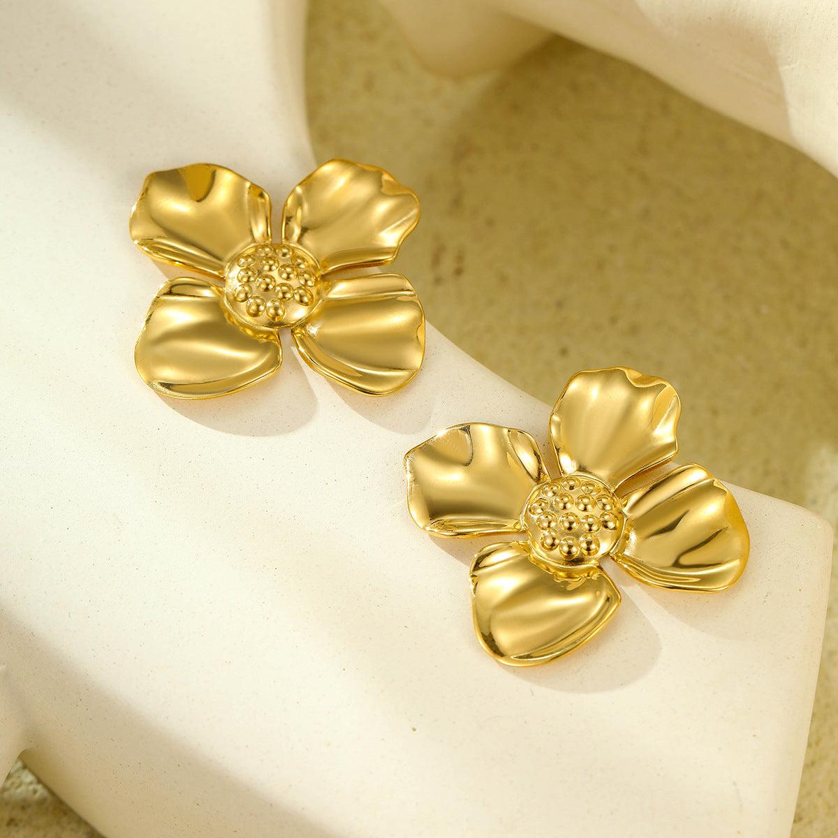 Orecchini a perno da donna vintage a forma di fiore in acciaio inossidabile placcato oro